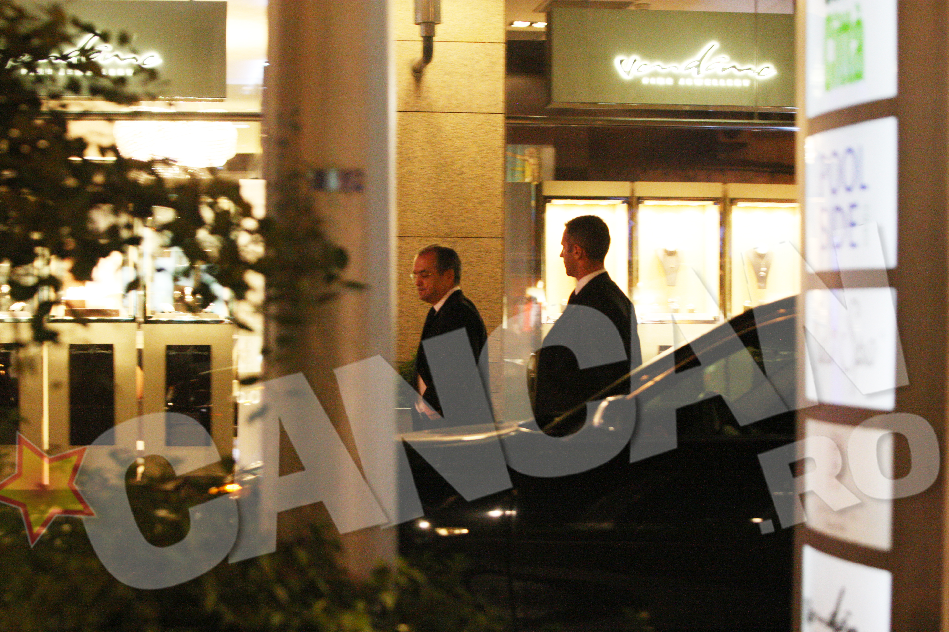 Emil Boc este urmat indeaproape de consilier