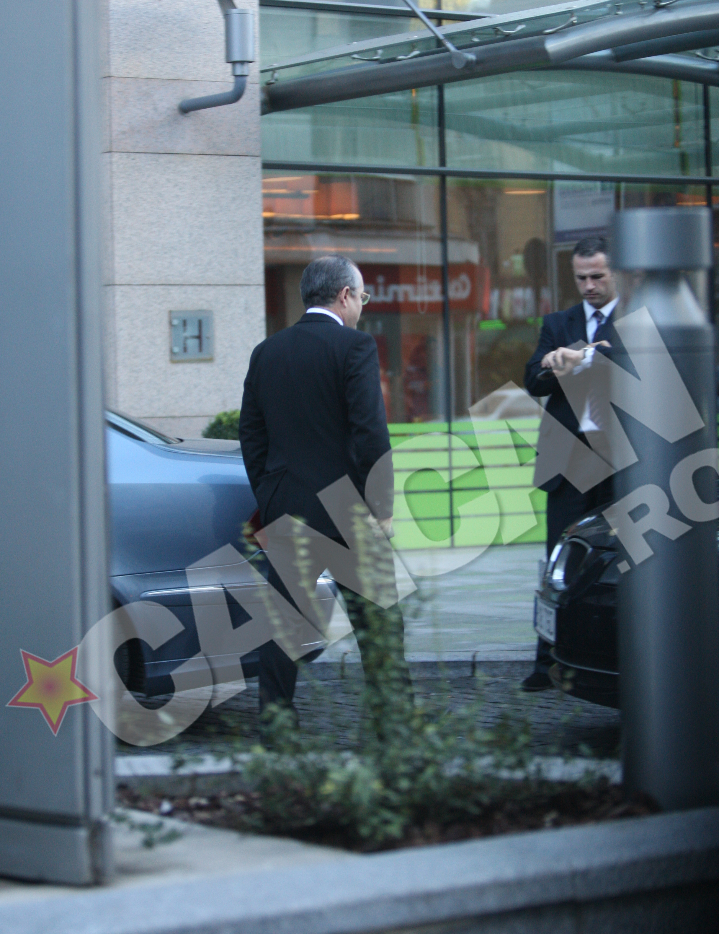 Aghiotantul se uita la ceas pentru a fi sigur ca se vor incadra in timp