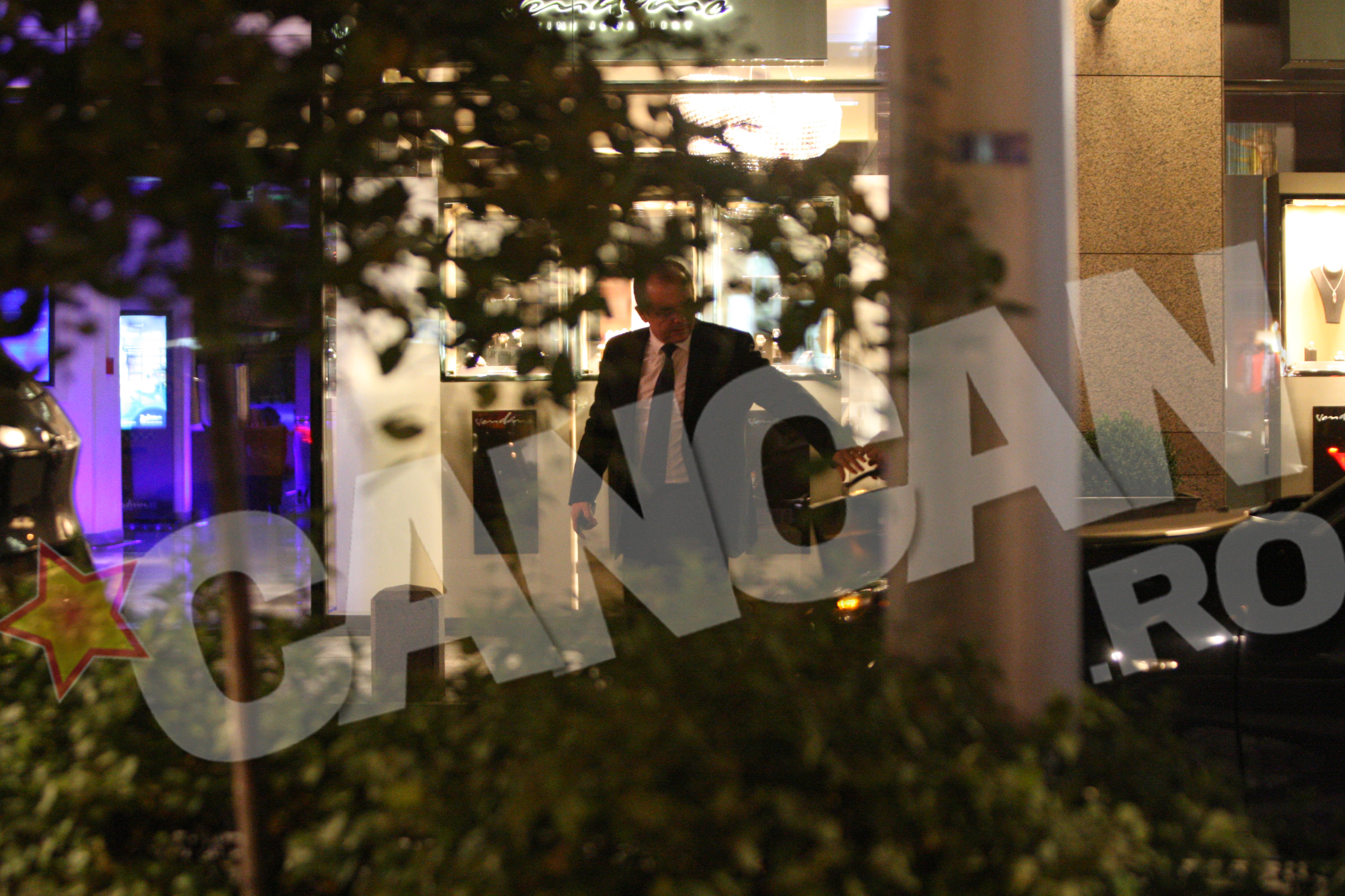 Emil Boc isi ia in primire servieta si se pregateste sa intre in hotel