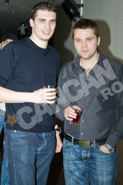 Alexandru, alaturi de unul din prietenii sai, in clubul pe care il detine