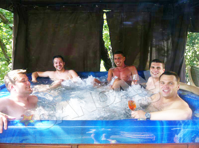 Alexandru, alaturi de prietenii lui, in jacuzzi