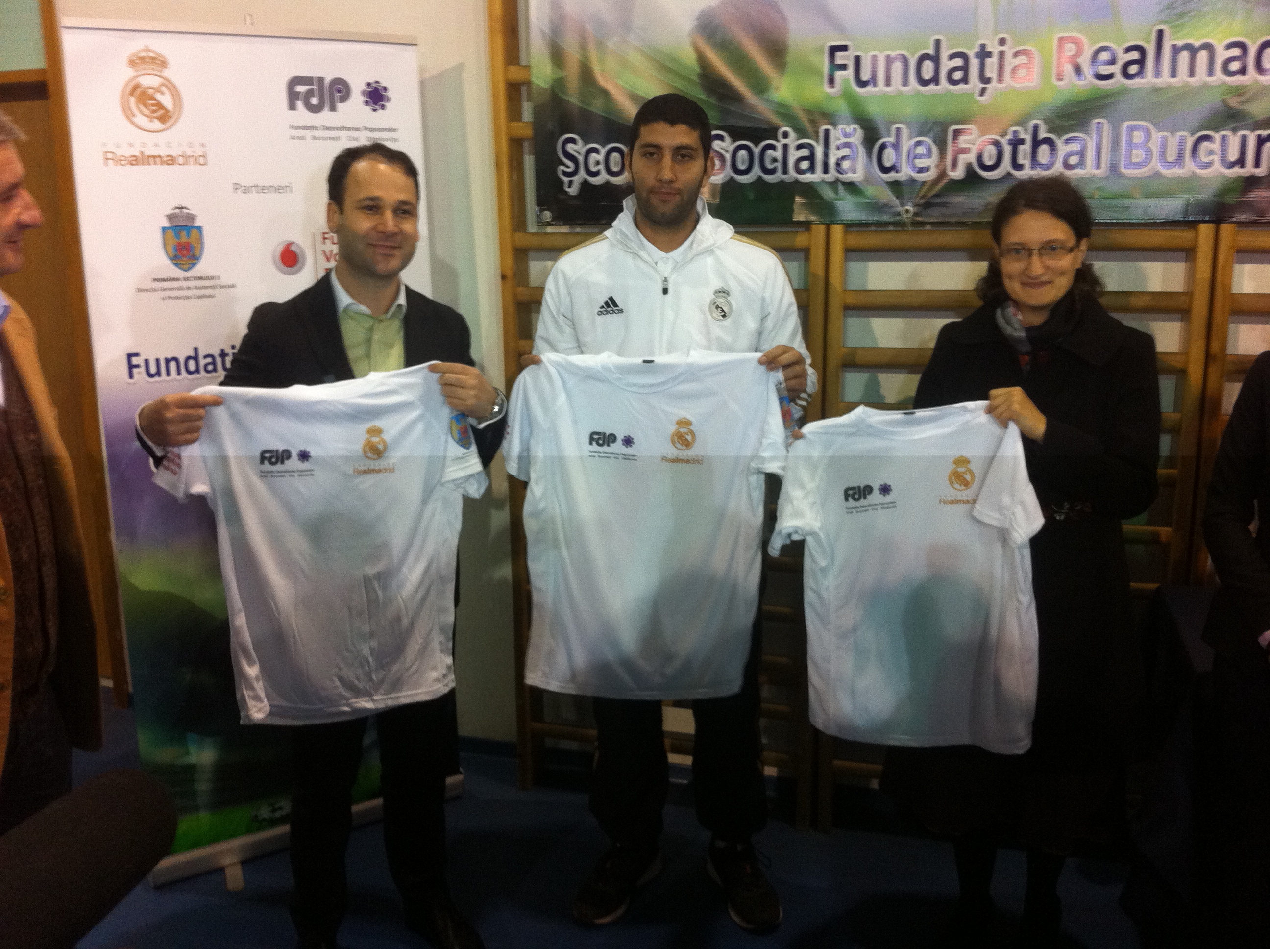 Echipament. Primarul Robert Negoita a primit cadou un tricou cu insemnele echipei Real Madrid