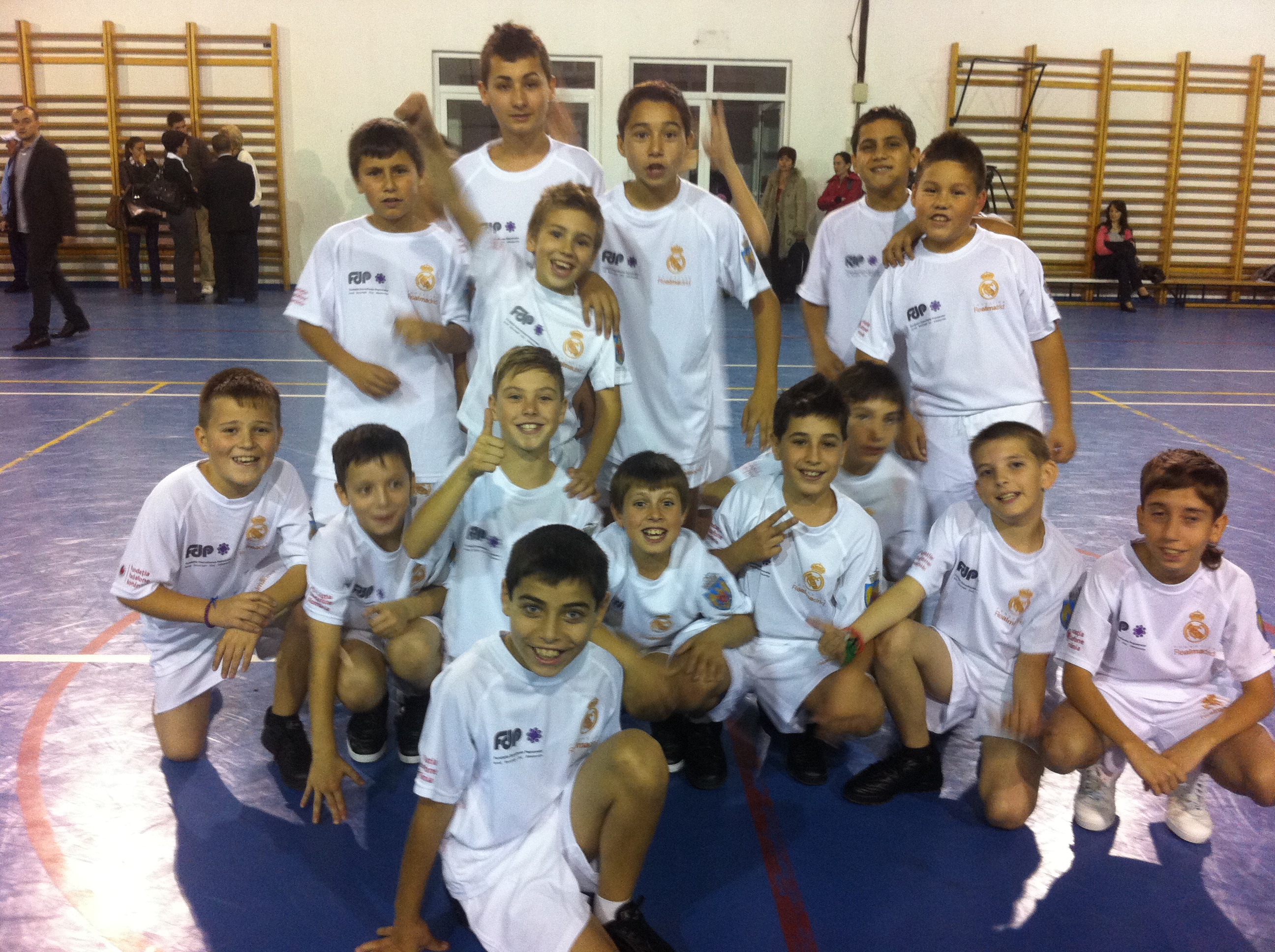 Fericiti. Tinerii sunt foarte fericiti ca se antreneaza acum in echipamentul celebrei echipe