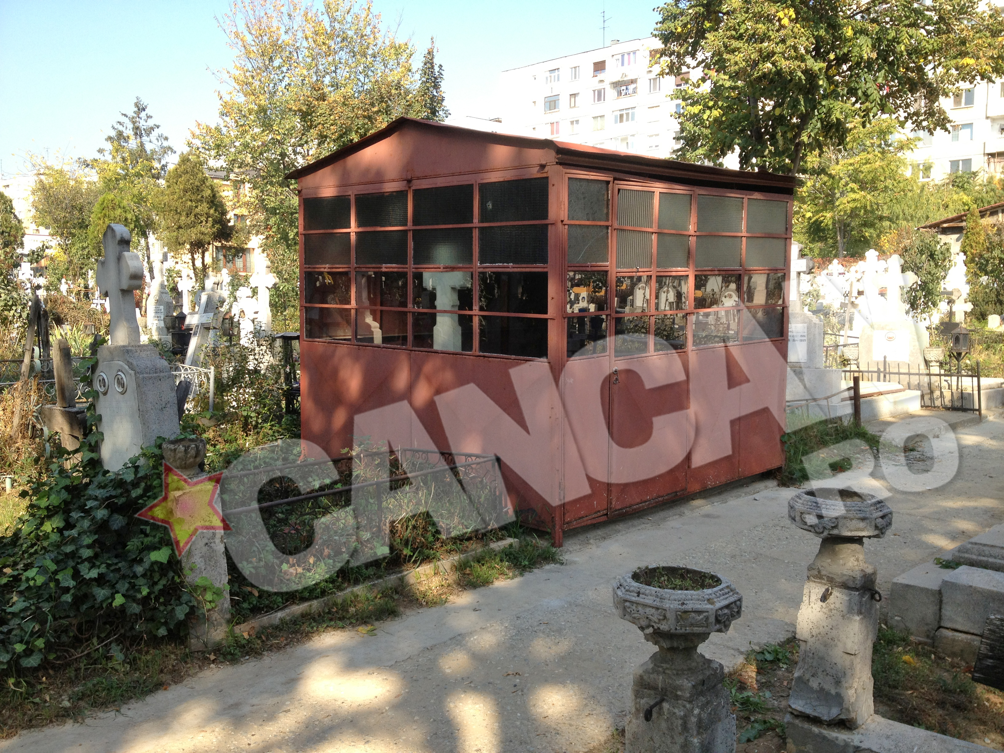 Probabil de frica profanatorilor a fost ridicata o baraca ruginita deasupra unui cavou