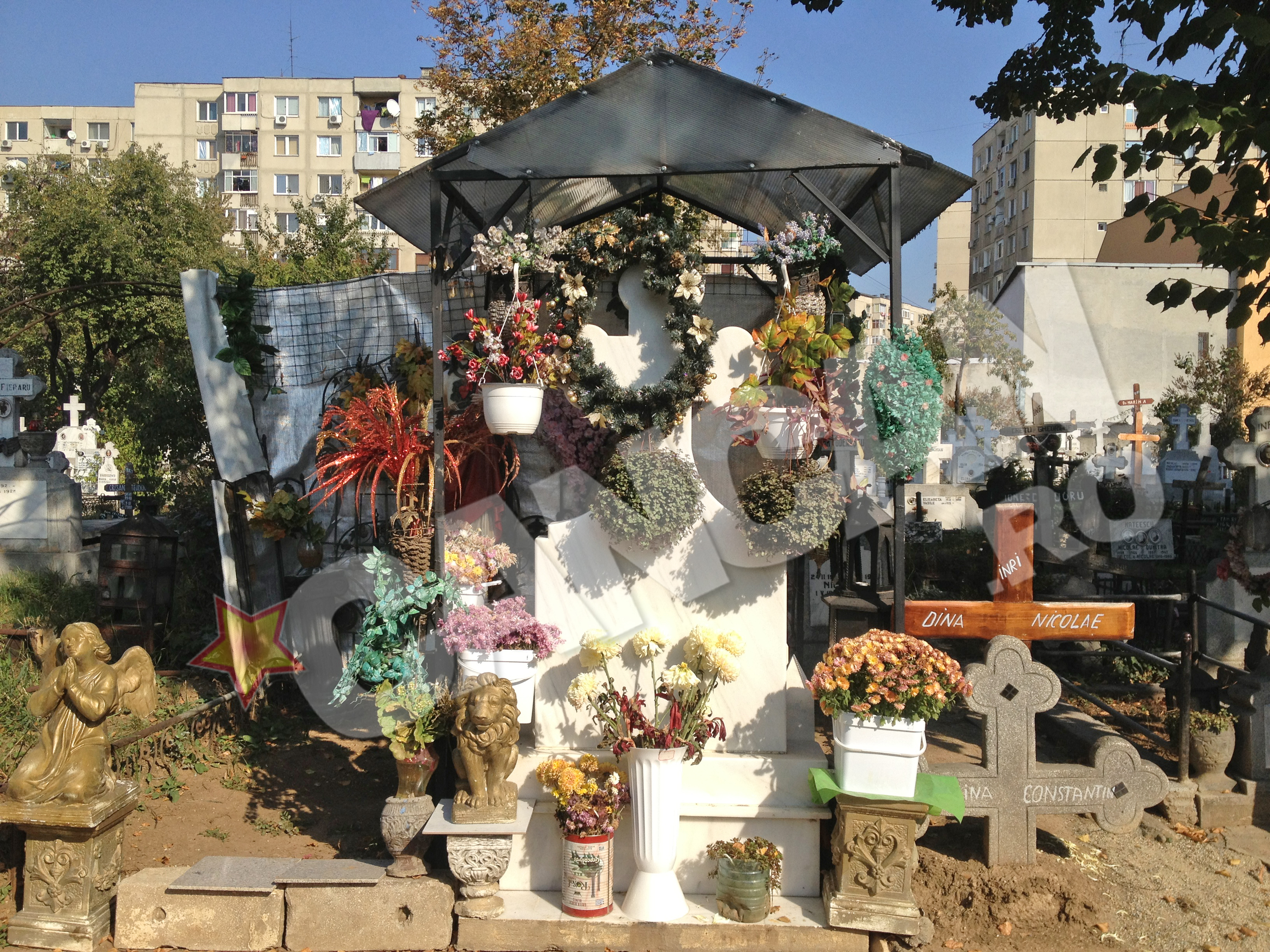 Kitschul suprem: o cripta ca o florarie