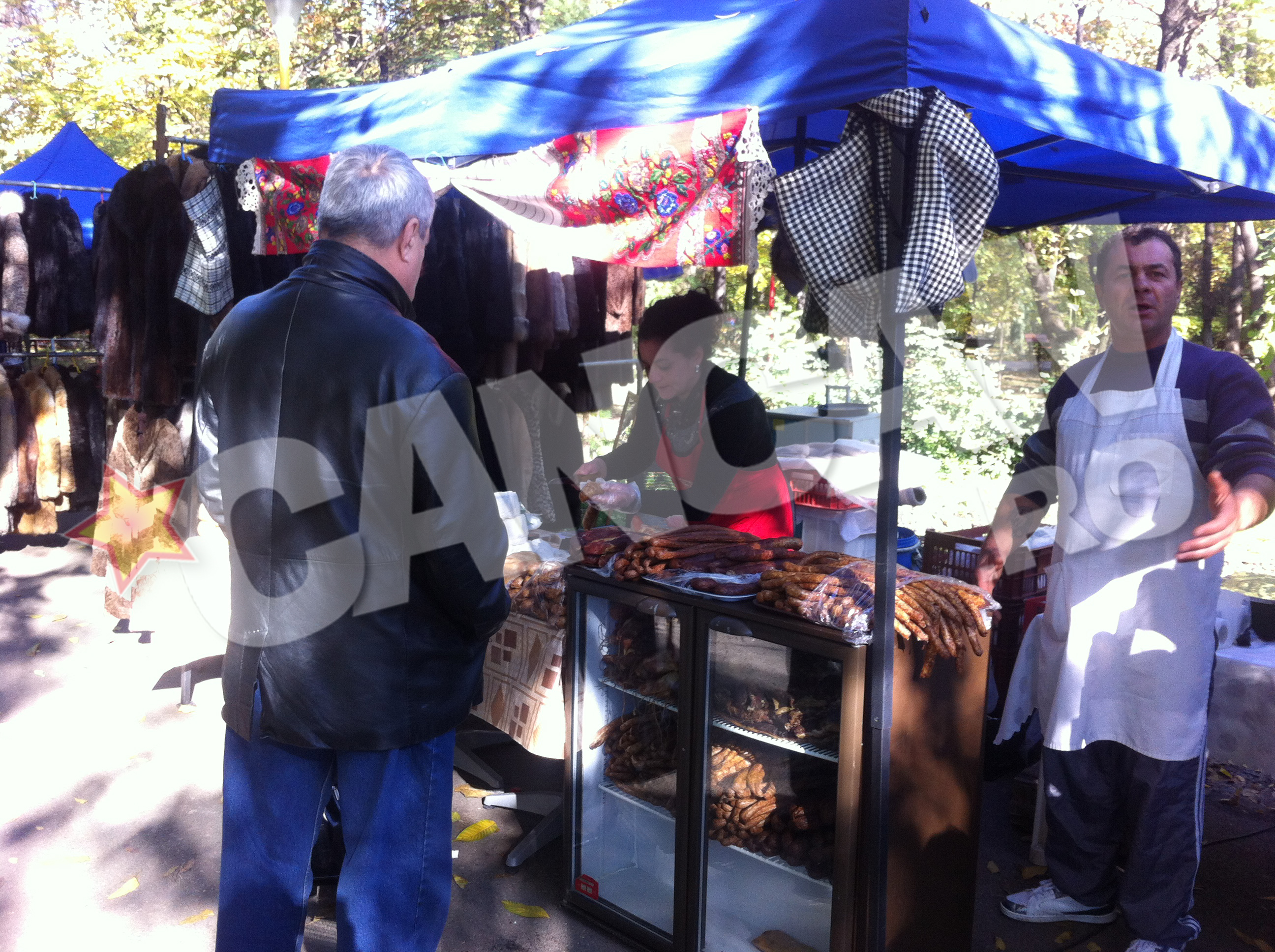 Bunatati. Ionel a venit de la Sibiu cu produse facute chiar de mana sa, iar din orice se poate gusta