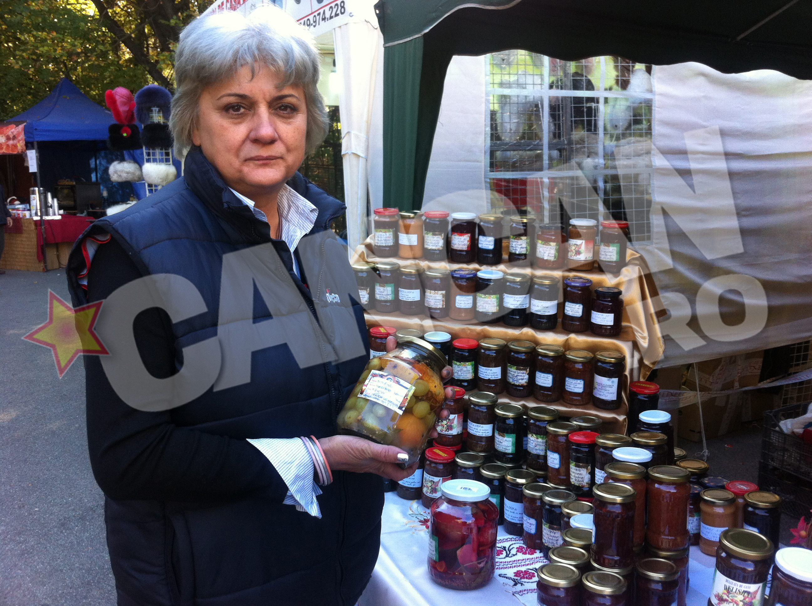 Inedit. Muraturile din fructe sunt o adevarata atractie a targului din Parcul National