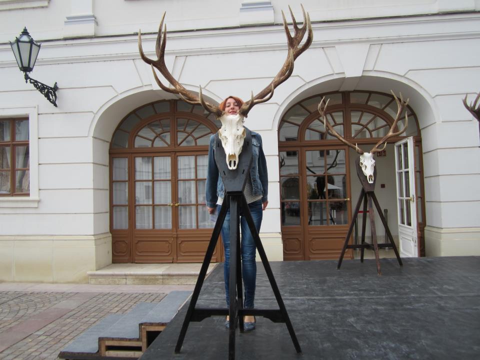 In ciuda meseriei sale, Izabela n-a renuntat la nazbatiile care au consacrat-o