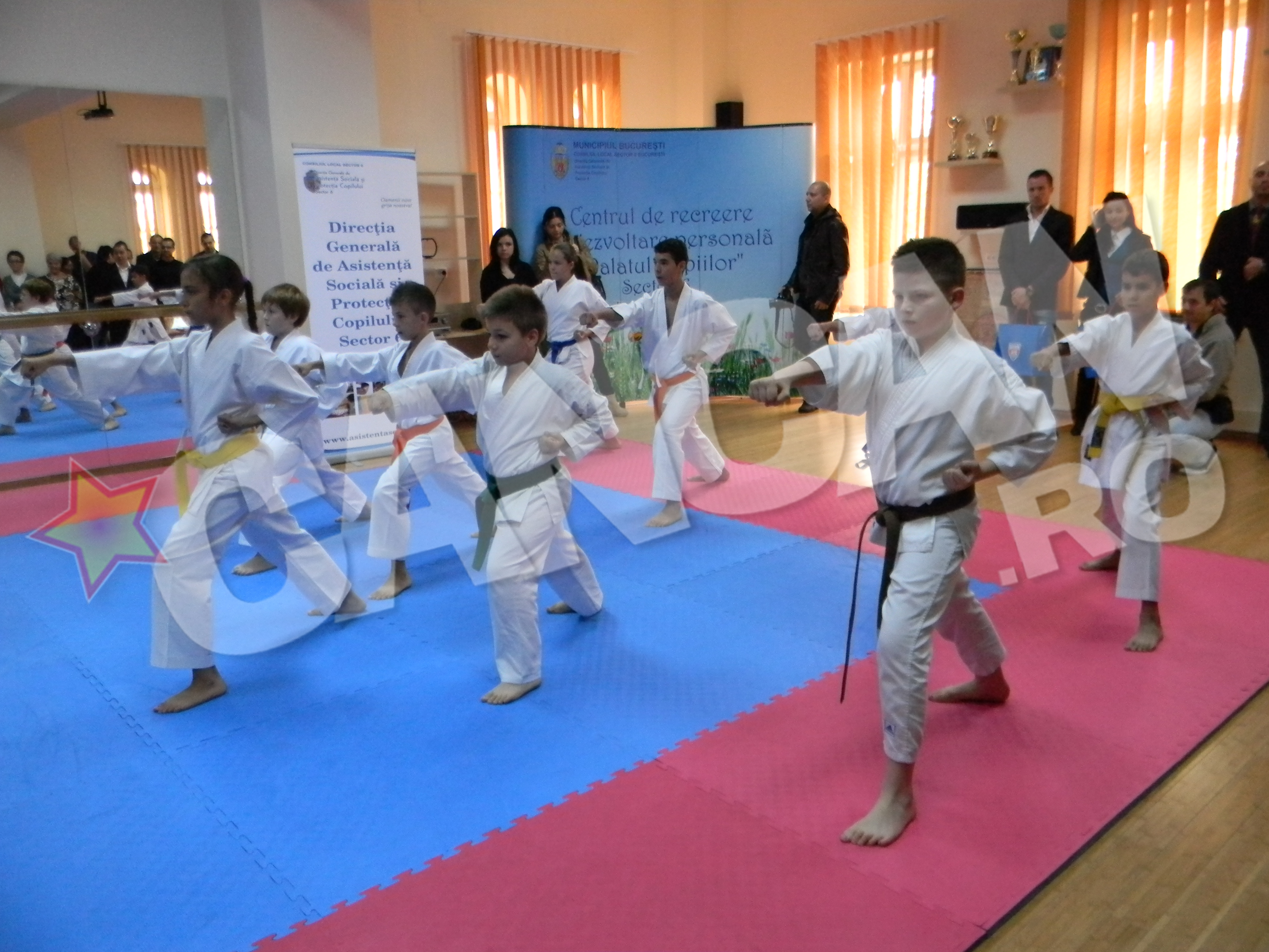 Cei mici adora antrenamentele la karate si spera sa ajunga campioni mondiali ca si Adrian