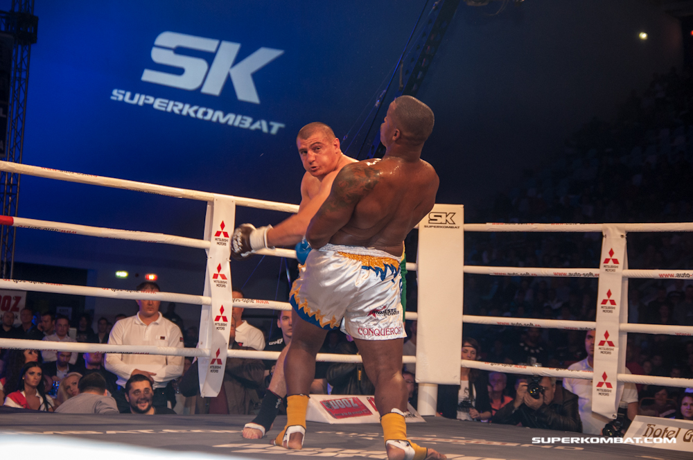 Agresiv. Catalin Morosanu si-a pastrat stilul inconfundabil, prin care si-a ametit adversarul