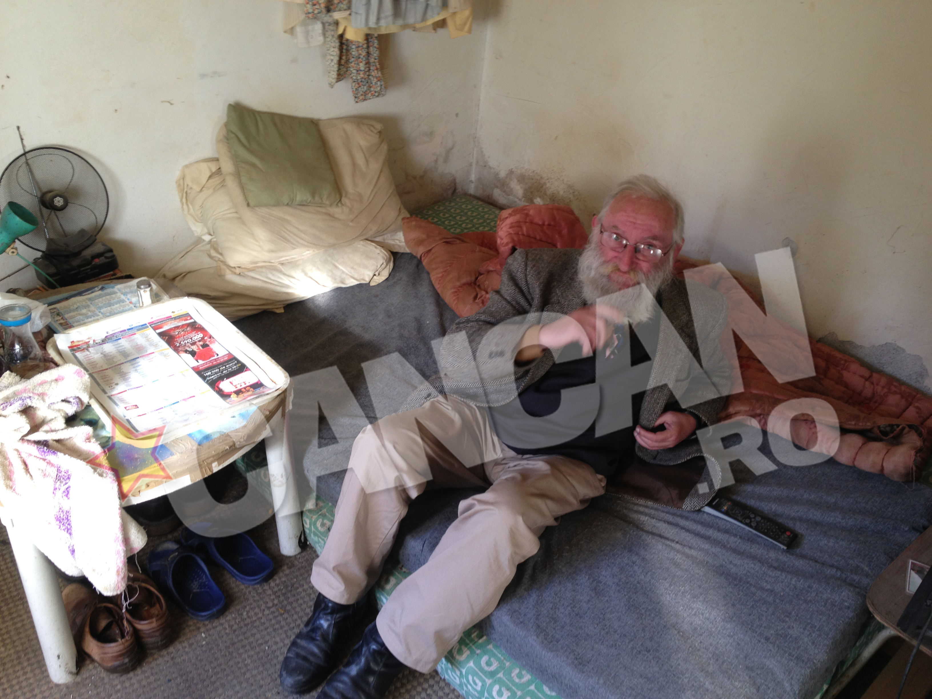 Cu banii primiti de pomana abia isi plateste chiria si reuseste sa-si cumpere o paine zilnic