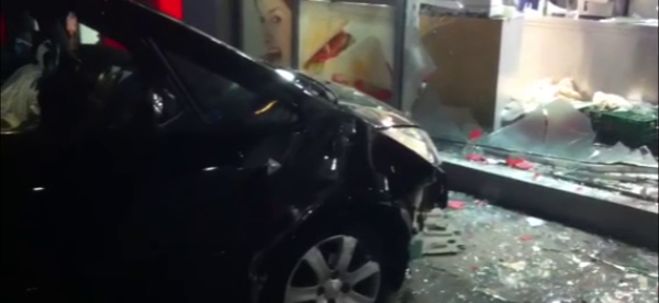 Accident masina izbita in vitrina