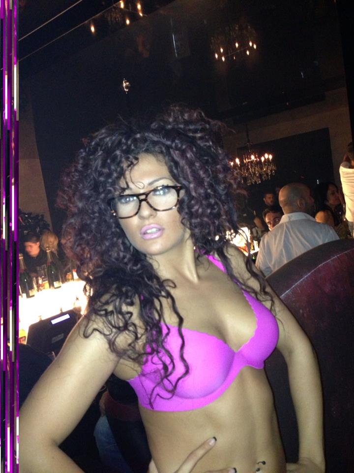 Larisa are acum parul ondulat, negru-violet