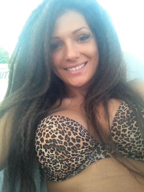 In urma cu doua luni, Larisa a renuntat la parul scurt si blond pentur aceasta coafura