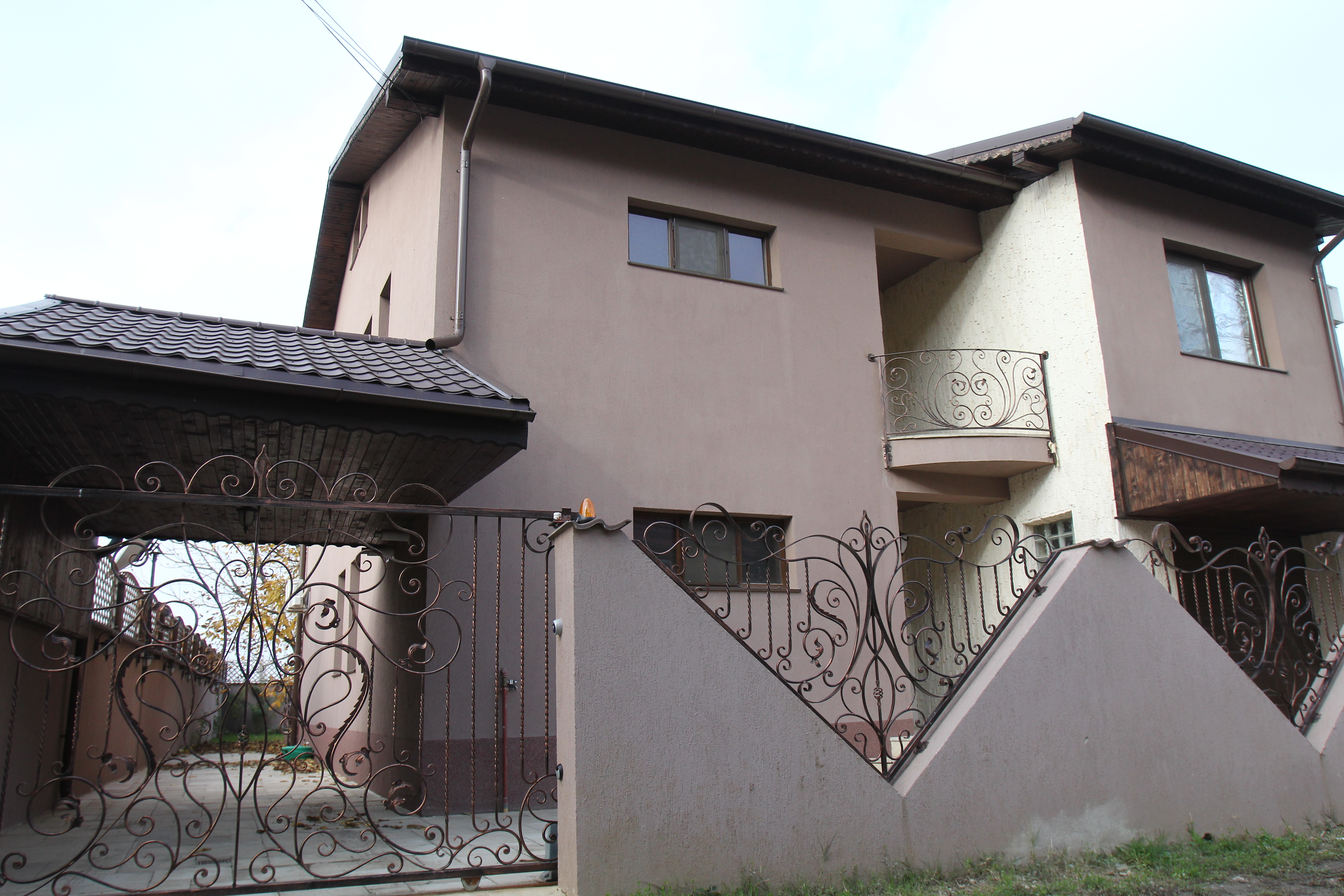 Kasem Abu Bakr locuieste acum cu actuala sotie, Monica, in casa din Mogosoaia