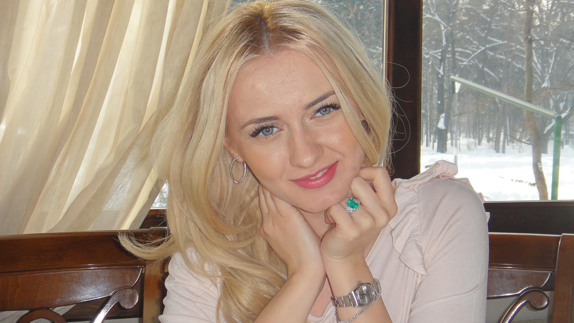 Monica Tcaciuc este o cantareata de 25 de ani, cunoscuta sub numele de Kayla