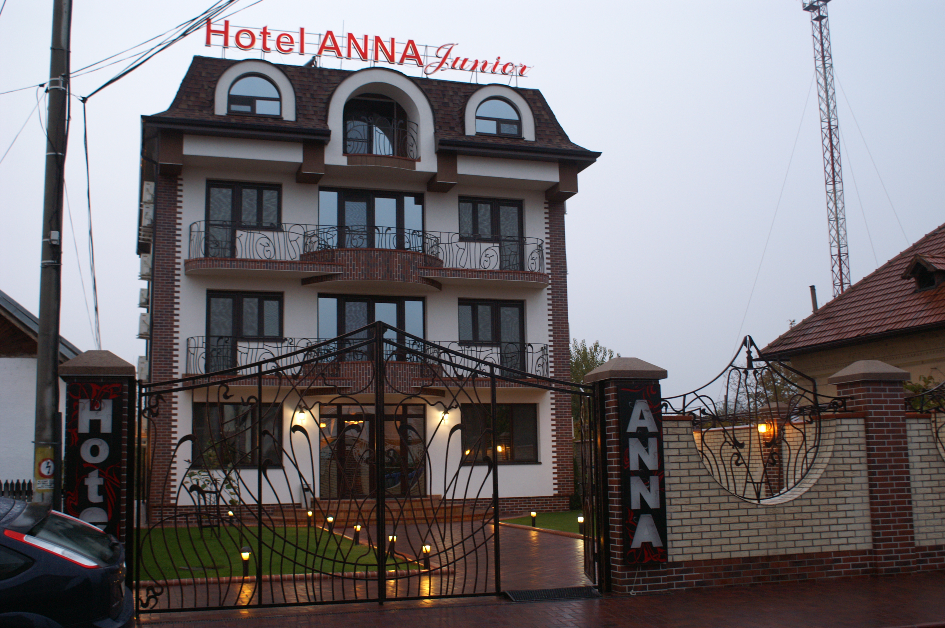 In hotelurile omului de afaceri sunt cazaţi de obicei fotbaliştii care ajung la Târgu Jiu