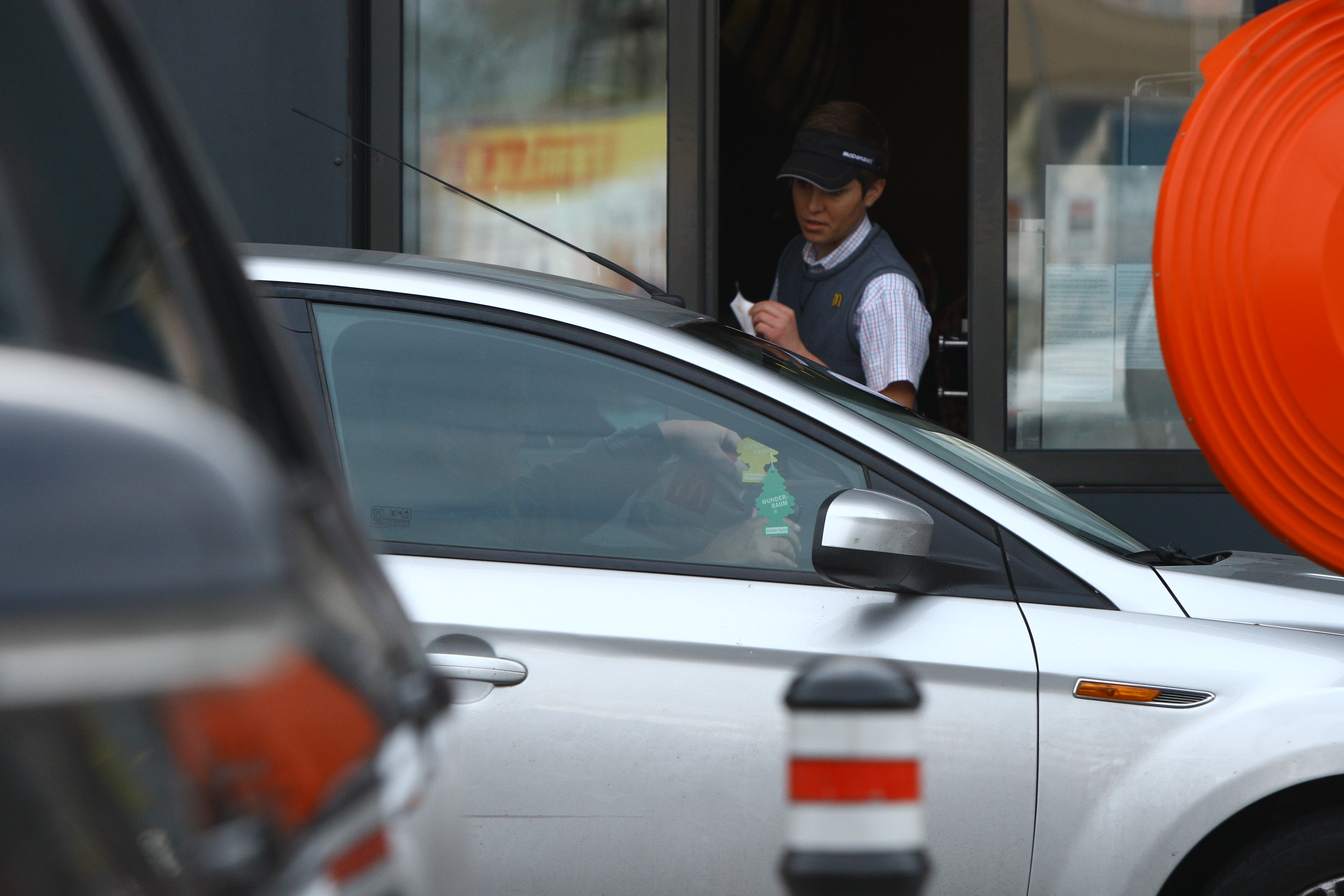 Cum Oana nu gateste, Viorel Lis si-a cumparat mancare la pachet, de la un fast-food