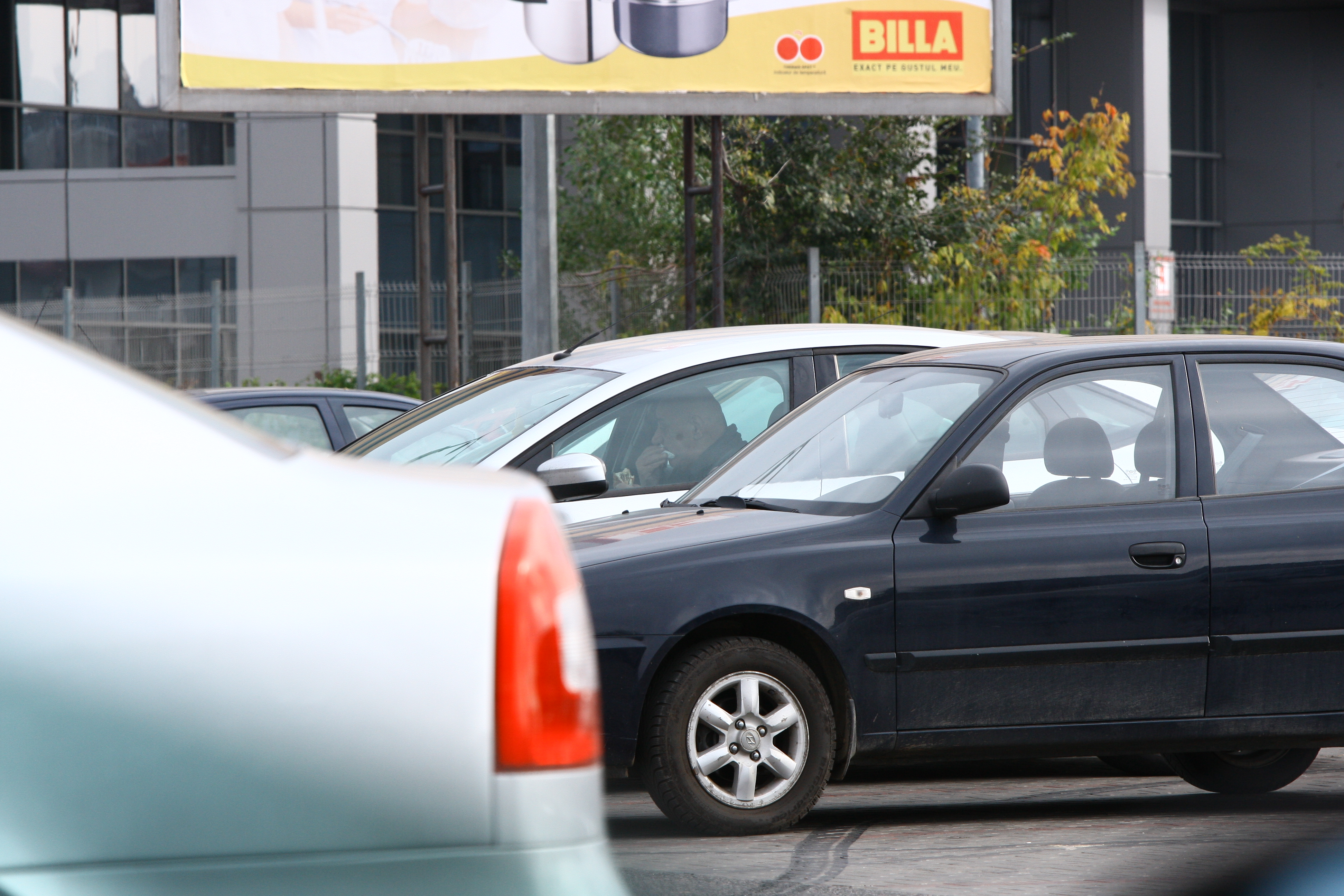 Chinuit de foame, fostul primar nu a mai asteptat pana a ajuns acasa si a devorat hamburger-ul in masina