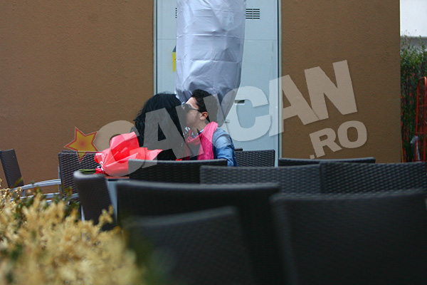 Cei doi amorezi se sărută cu foc