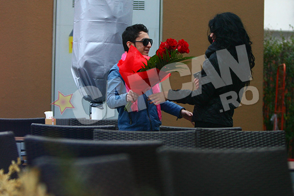 Manelistul îşi surprinde jumătatea cu gestul lui