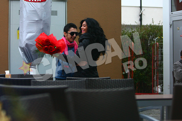 Se privesc şi se aşează ulterior la masă