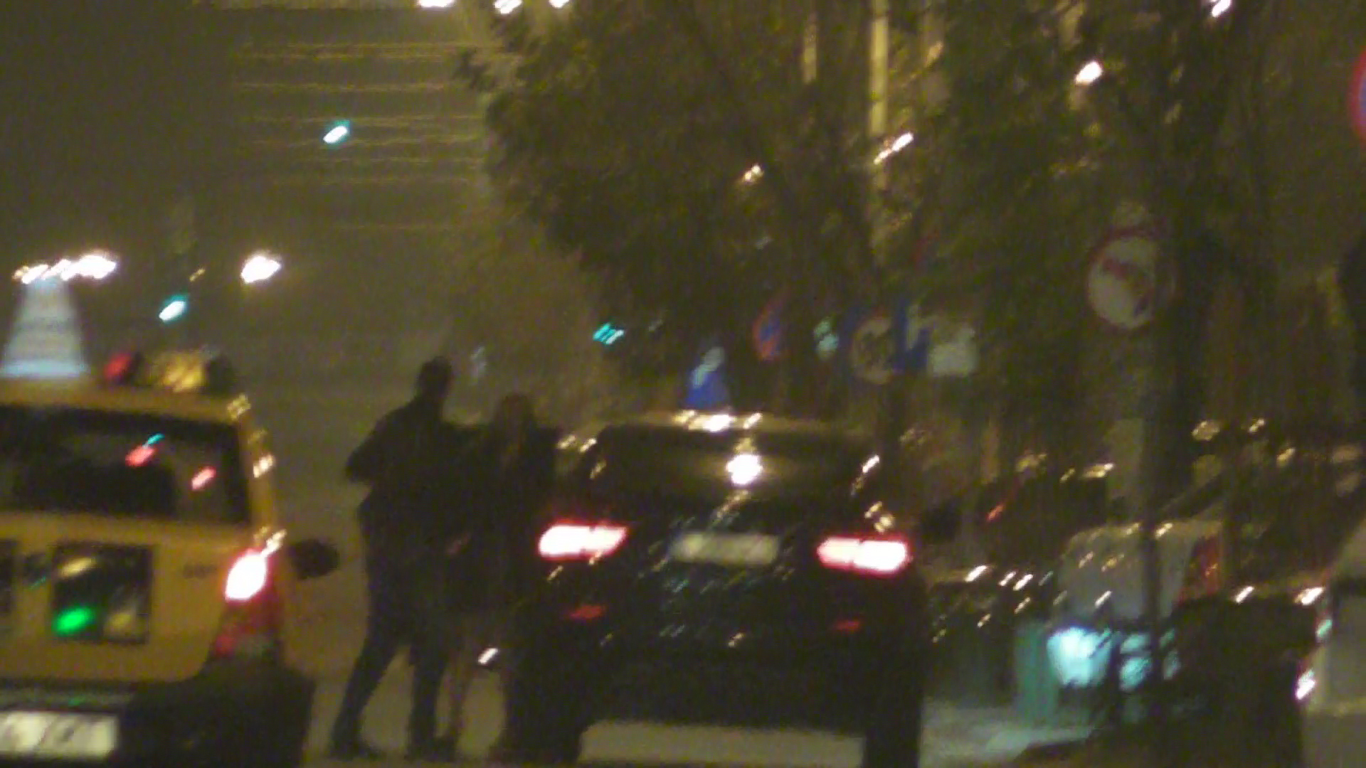 Ora 4.35. Nikolic pleaca din club insotit de fata si de prietenul lui. Desi initial s-au intreptat catre apartamentul fotbalistului, se pare ca fata s-a razgandit si a cerut sa fie dusa acasa