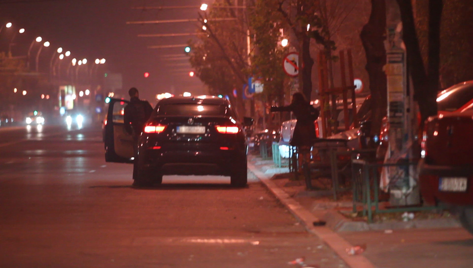 Dupa ce stelistul i-a deschis galant portiera, fata ii 