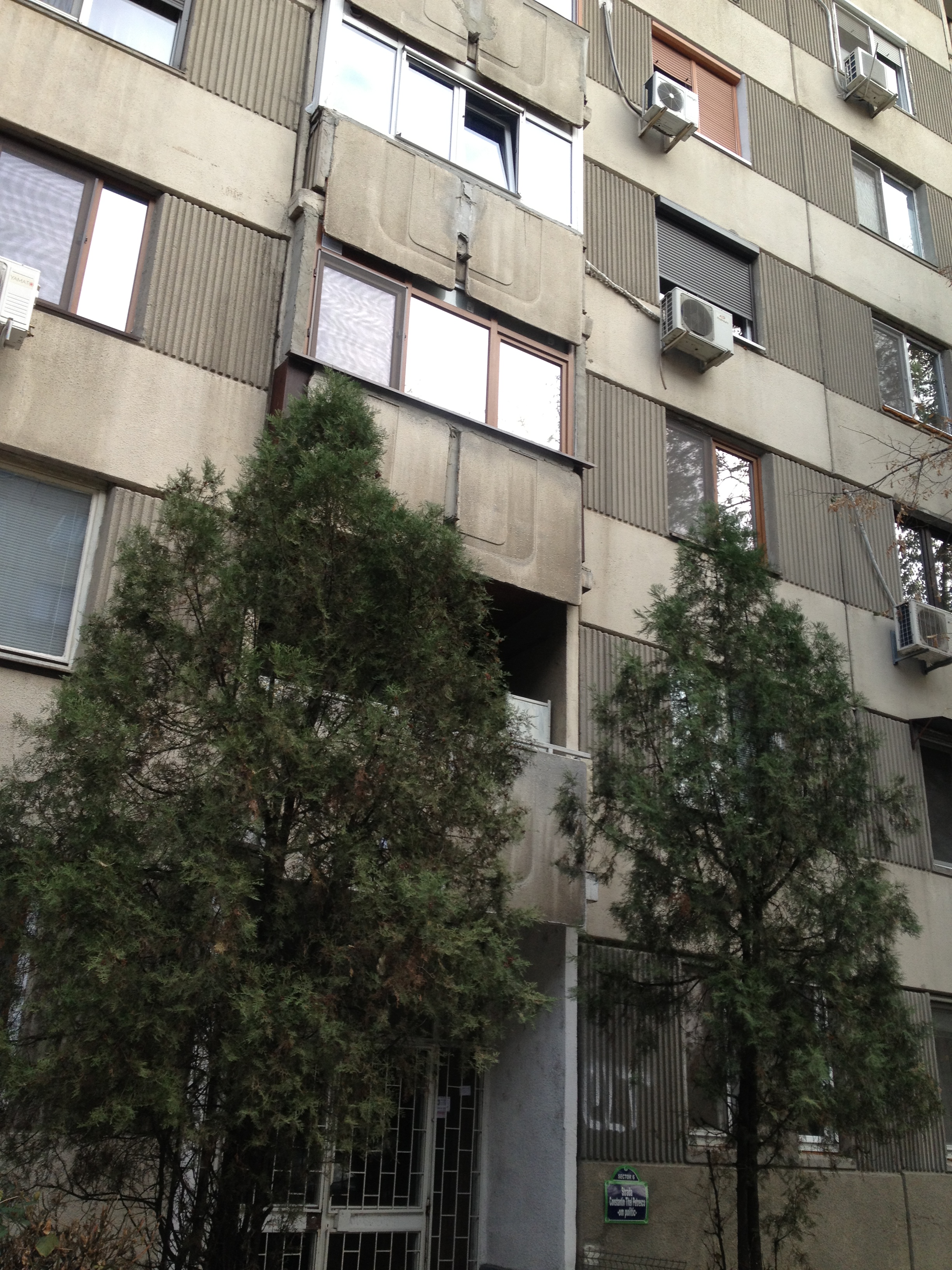 Blocul in care locuiesc parintii lui Robert