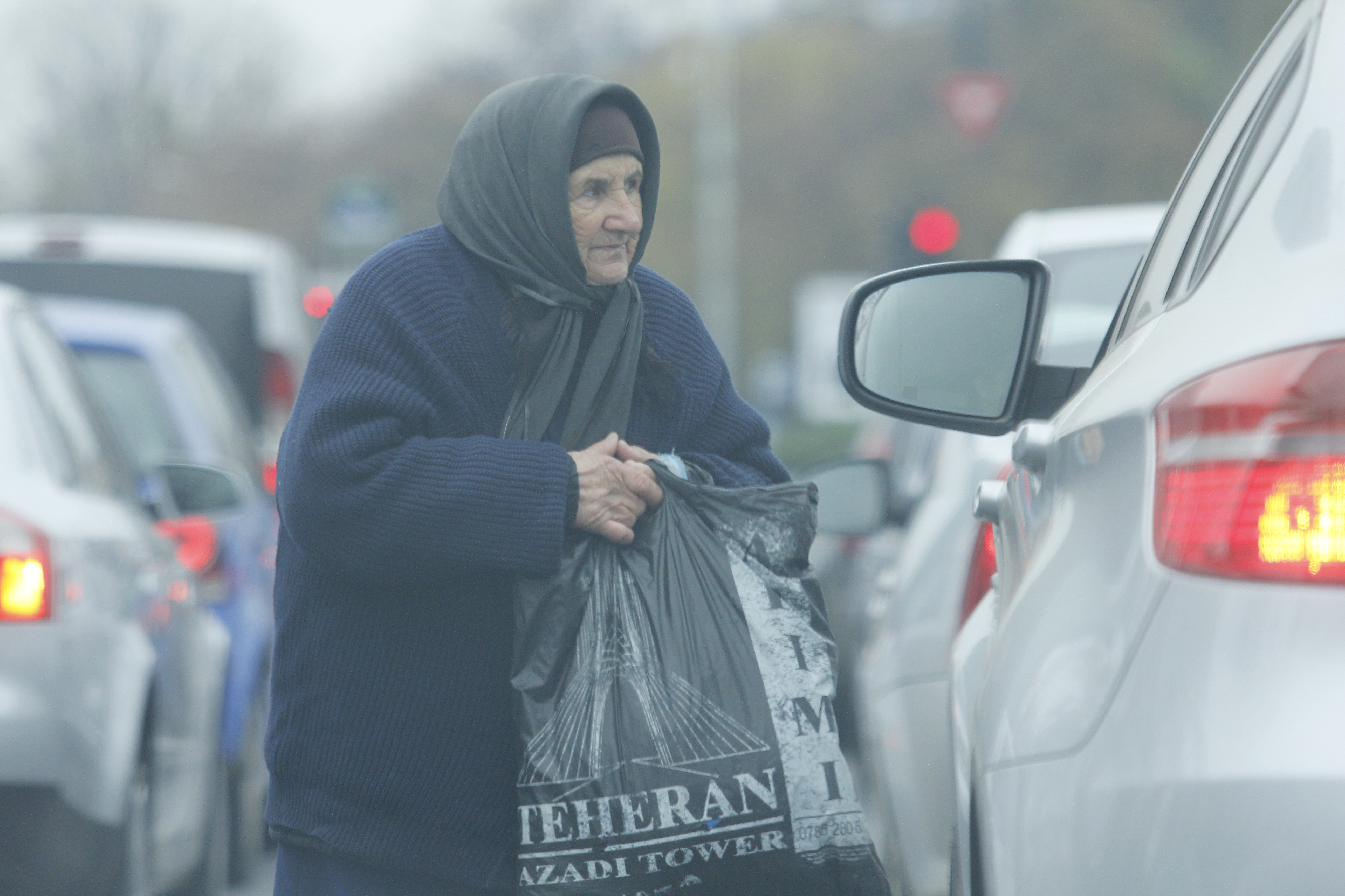 Cantareata s-a facut ca nu o vede si nu a deschis geamul masinii
