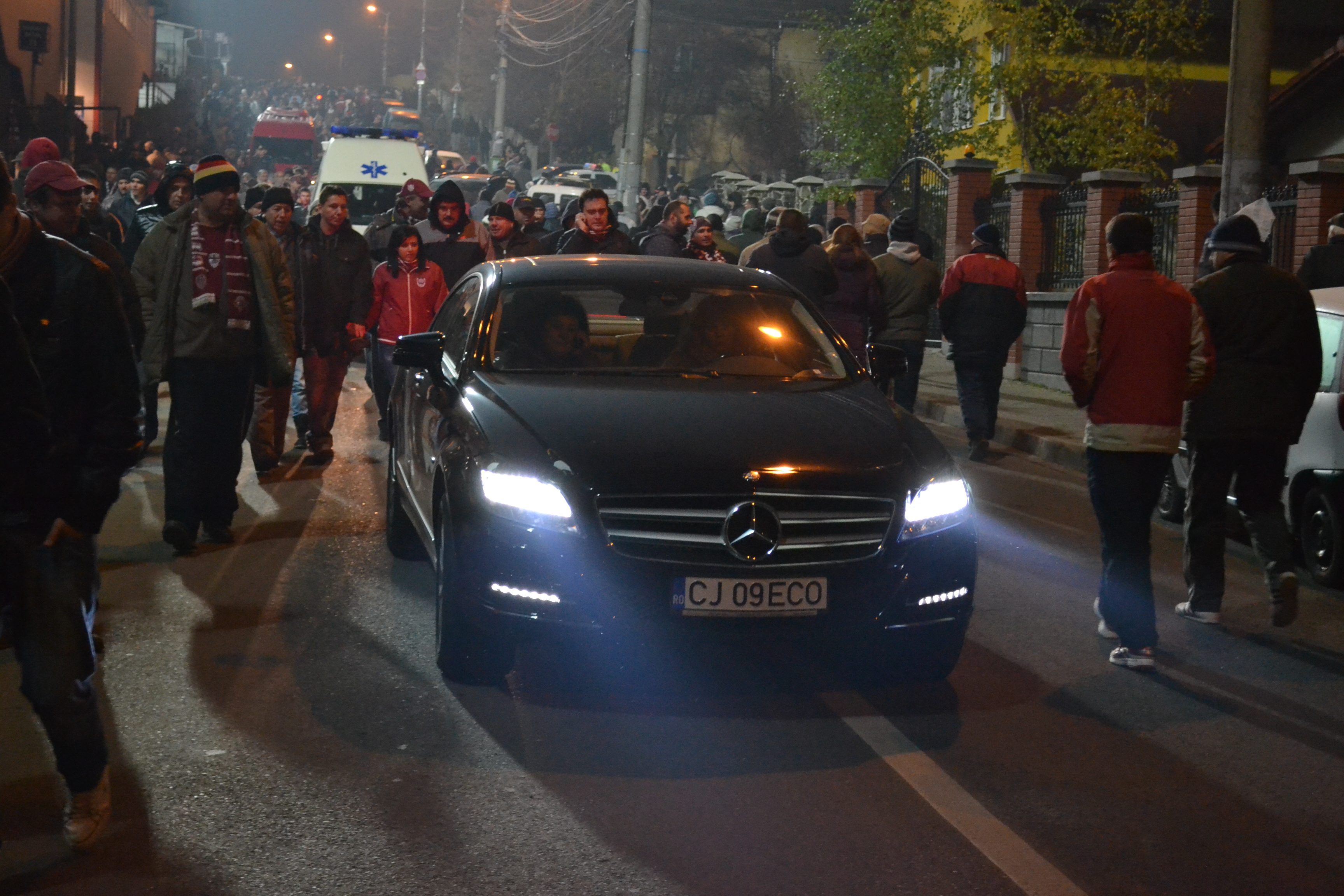 Fosta soţie a lui Paszkanz strecoară cu greu limuzina printre suporteri