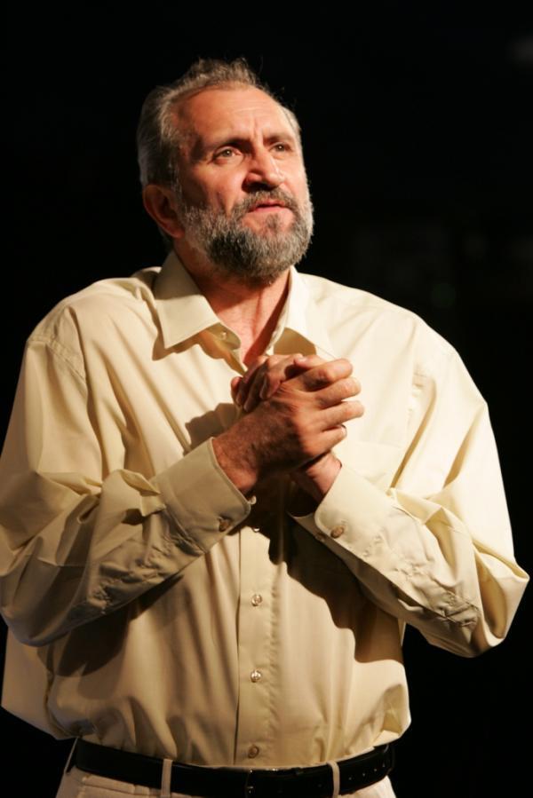 Carol a postat pe Facebook mai multe fotografii cu tatal sau, in utimele zile