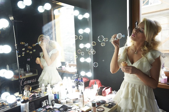 Uite cum se pregăteşte, pas cu pas, Laura Cosoi pentru un pictorial! Blondina a ales albul pur chiar de Black Friday!