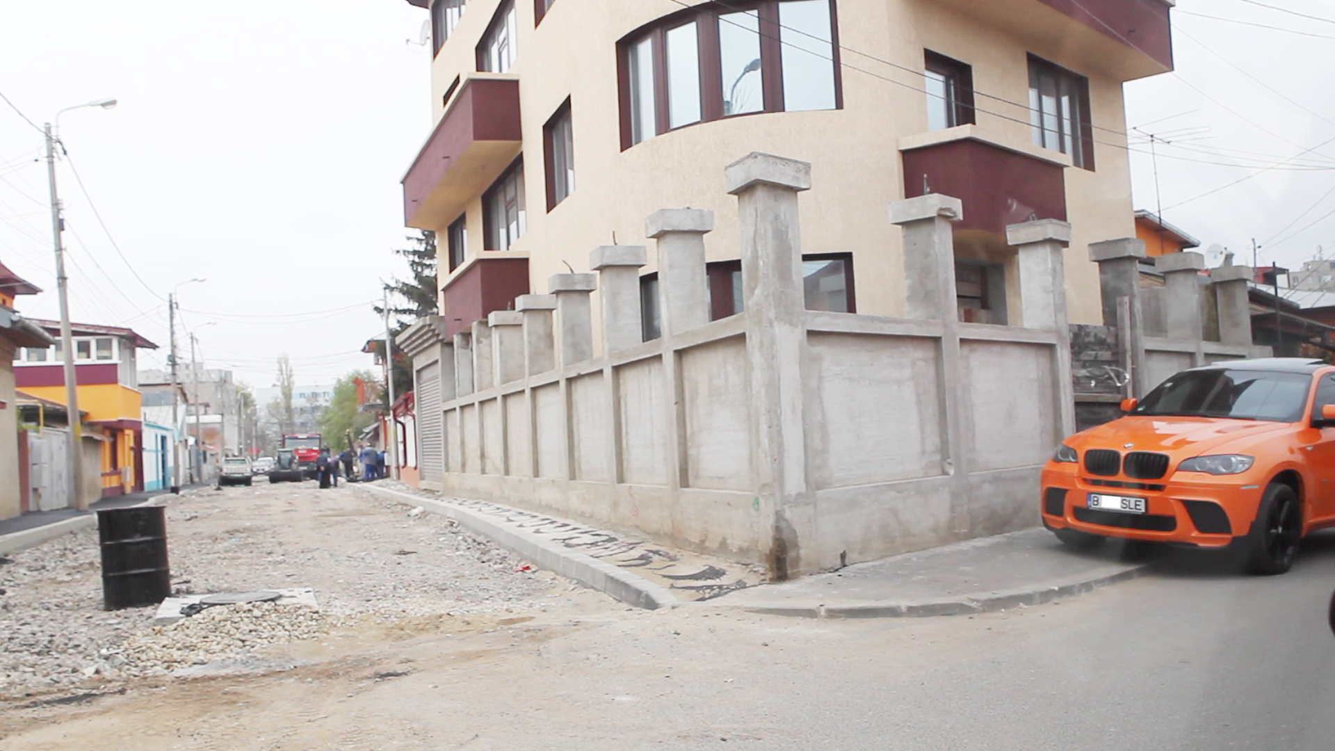 Muncitorii lucreaza de zor la asfaltarea strazii