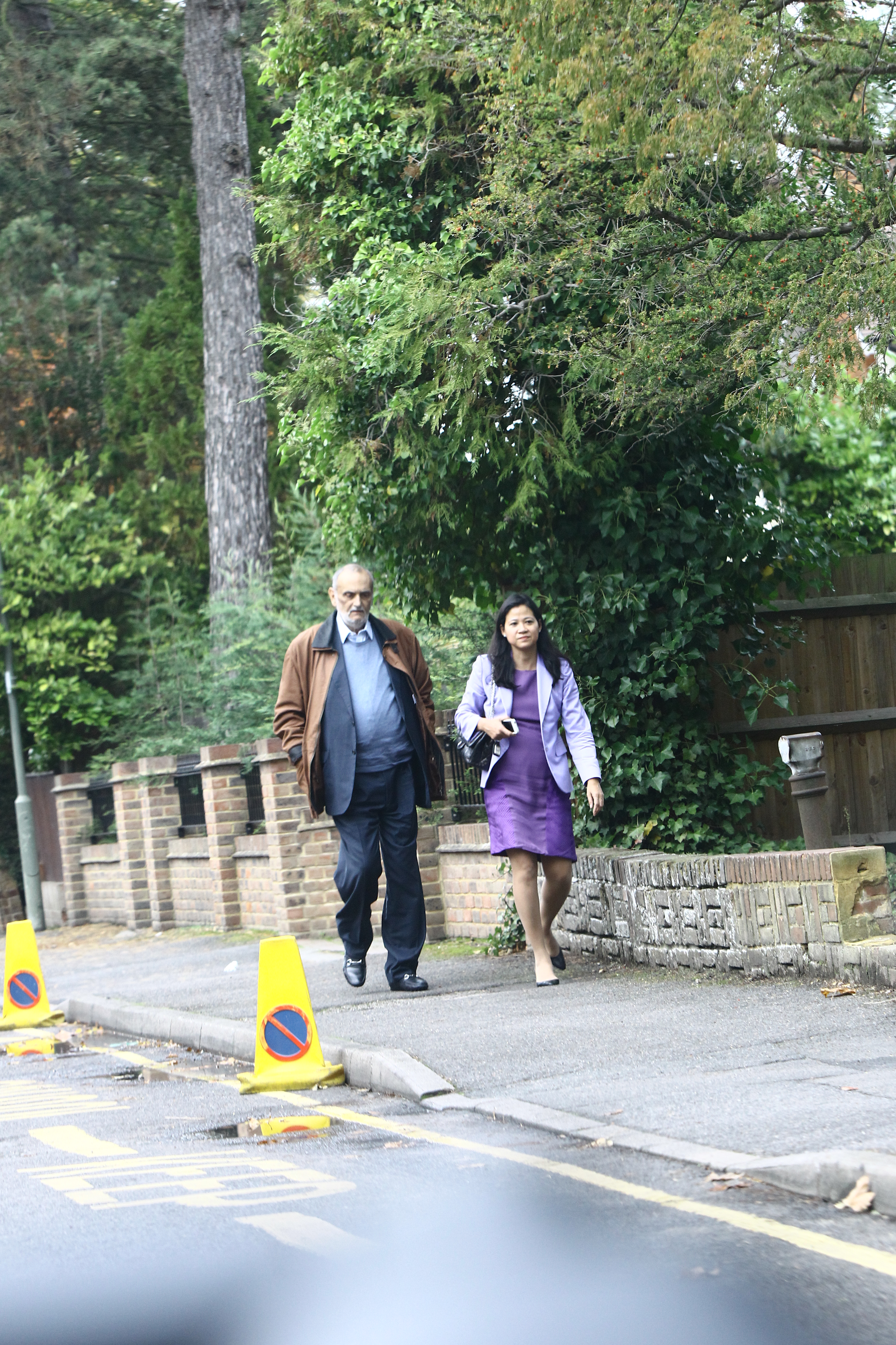 Paparazzii Cancan.ro i-au fotografiat pe Dinu Patriciu si Melanie Chen impreuna, pe 17 octombrie, la Londra. Cei doi ieseau din cladirea unde magnatul are un birou