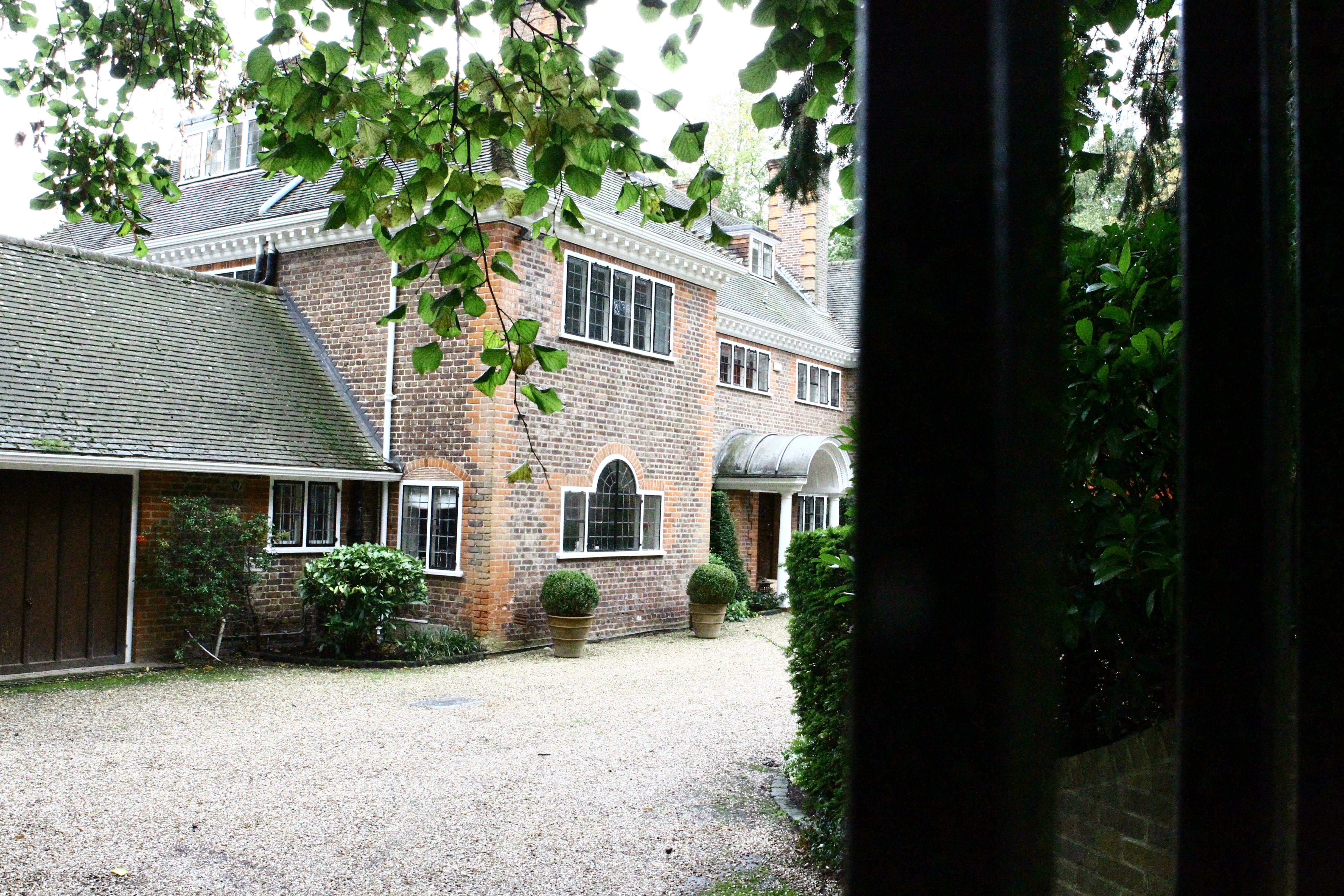 Aceasta este vila Melaniei Chen de la marginea Londrei, in care magnatul roman locuieste cand merge in Marea Britanie