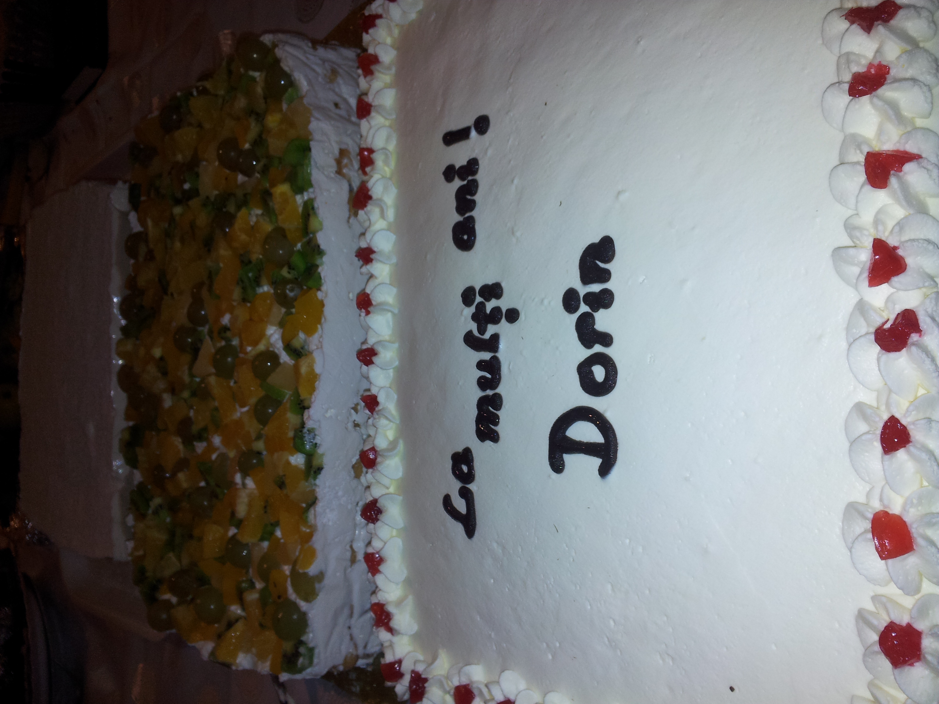 Dorin Cioaba si-a tratat invitatii cu doua torturi