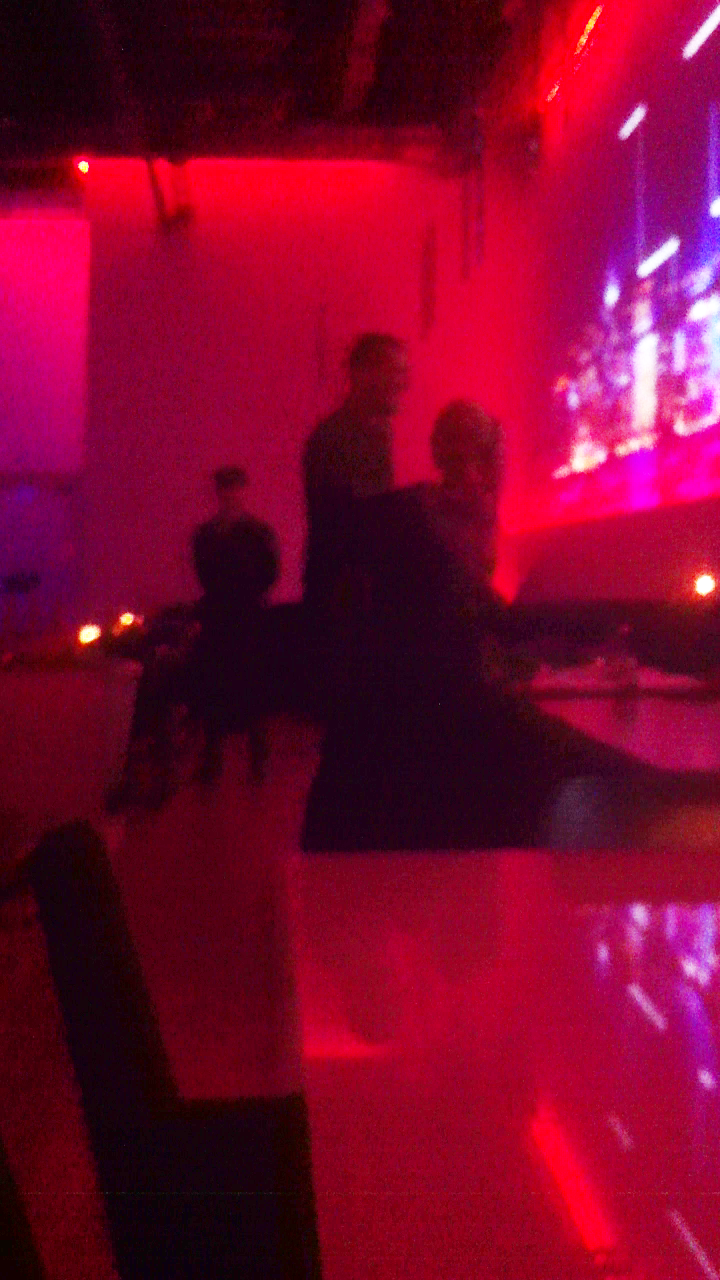 Vinerea trecuta, paparazzii CANCAN.ro i-au fotografiat pe Nikolic si pe Anda Adam dansand lasciv, apoi sarutandu-se