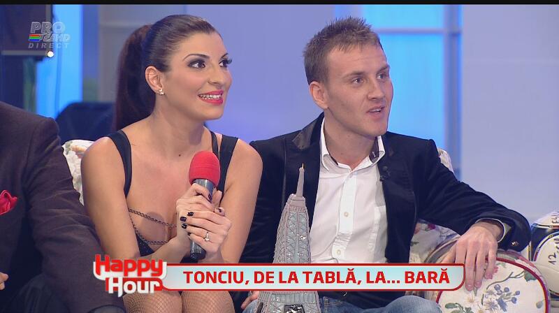 Show total la Happy Hour! Andreea Tonciu s-a aşezat în patru labe, de ziua ei, ca să danseze la bară!