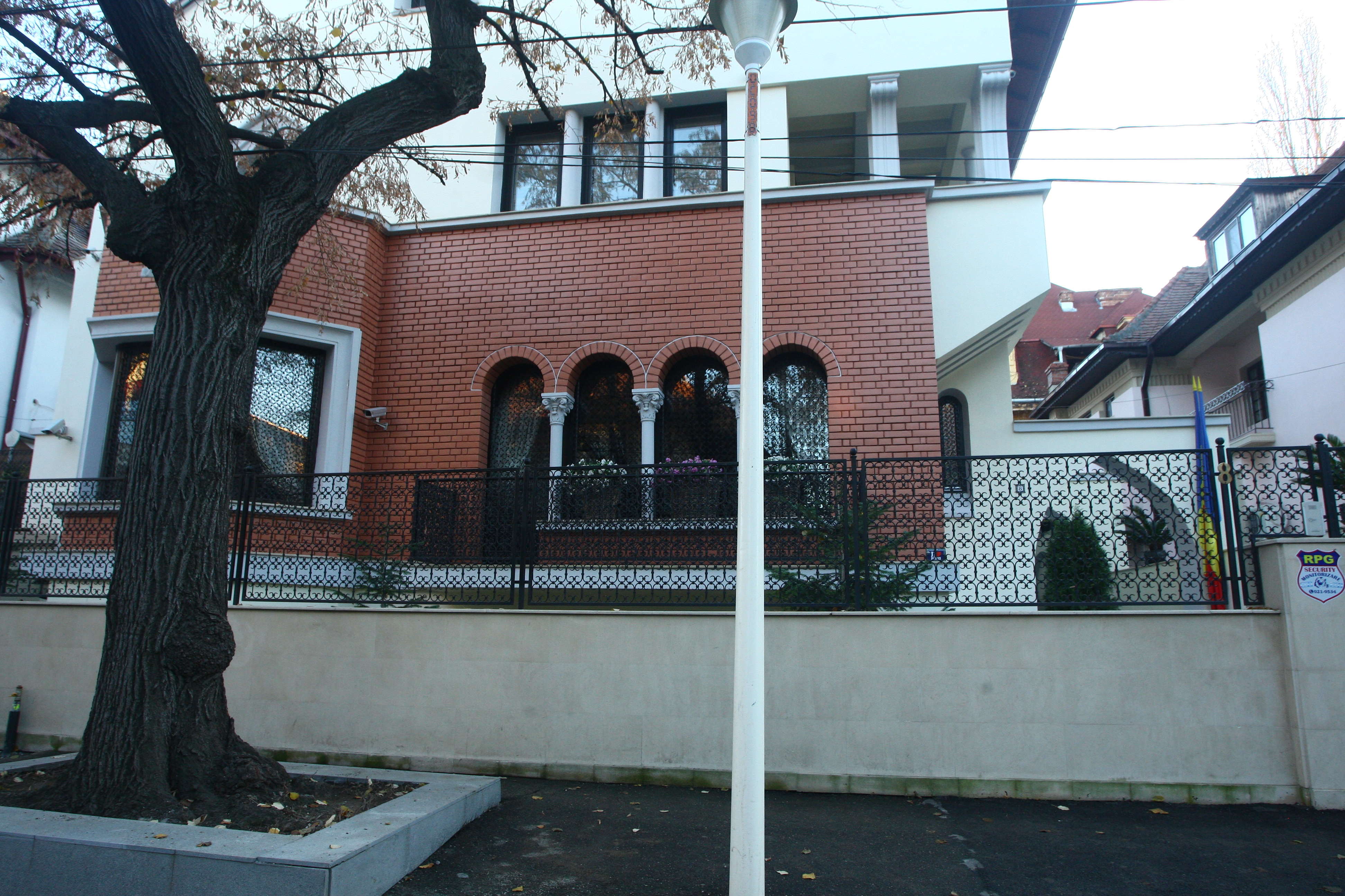 Inca de la primele ore ale diminetii de ieri, Ilie Nastase in curtea casei lui Ilie Nastase flutura tricolorul