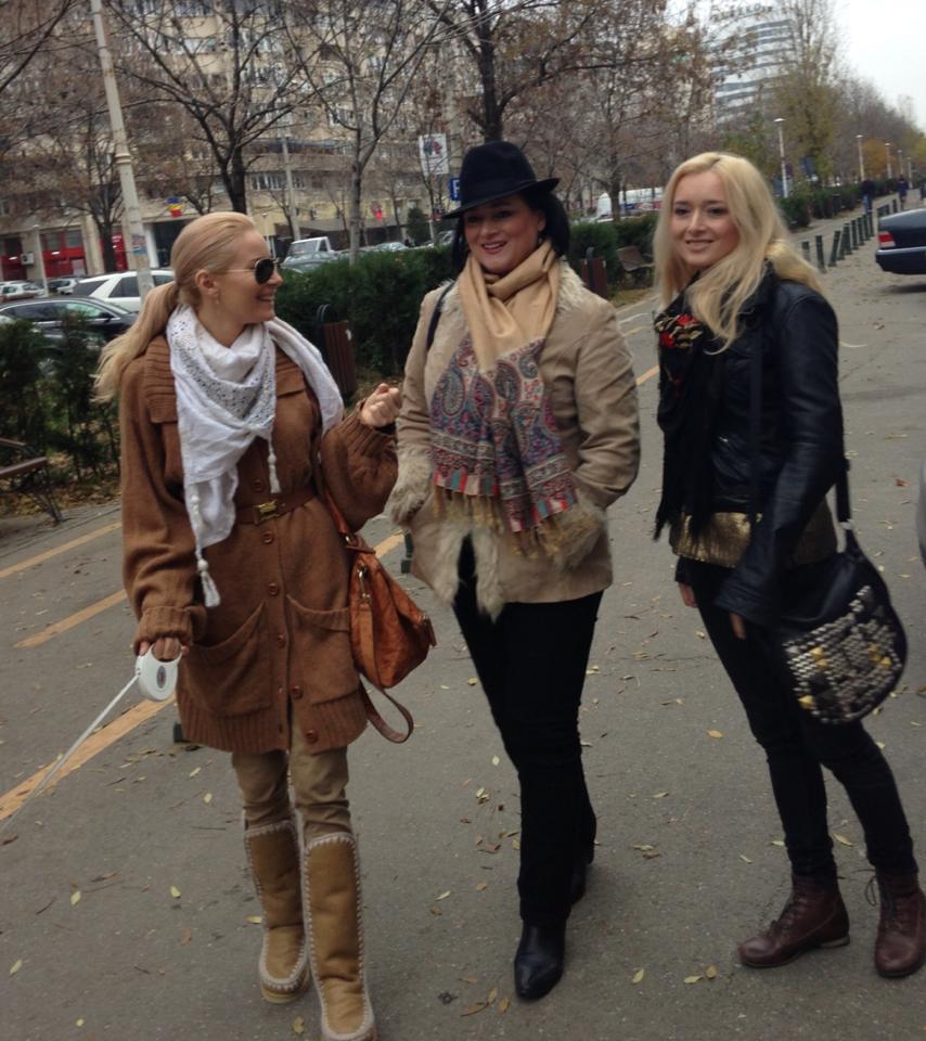 Laura, alaturi de mama si sora ei