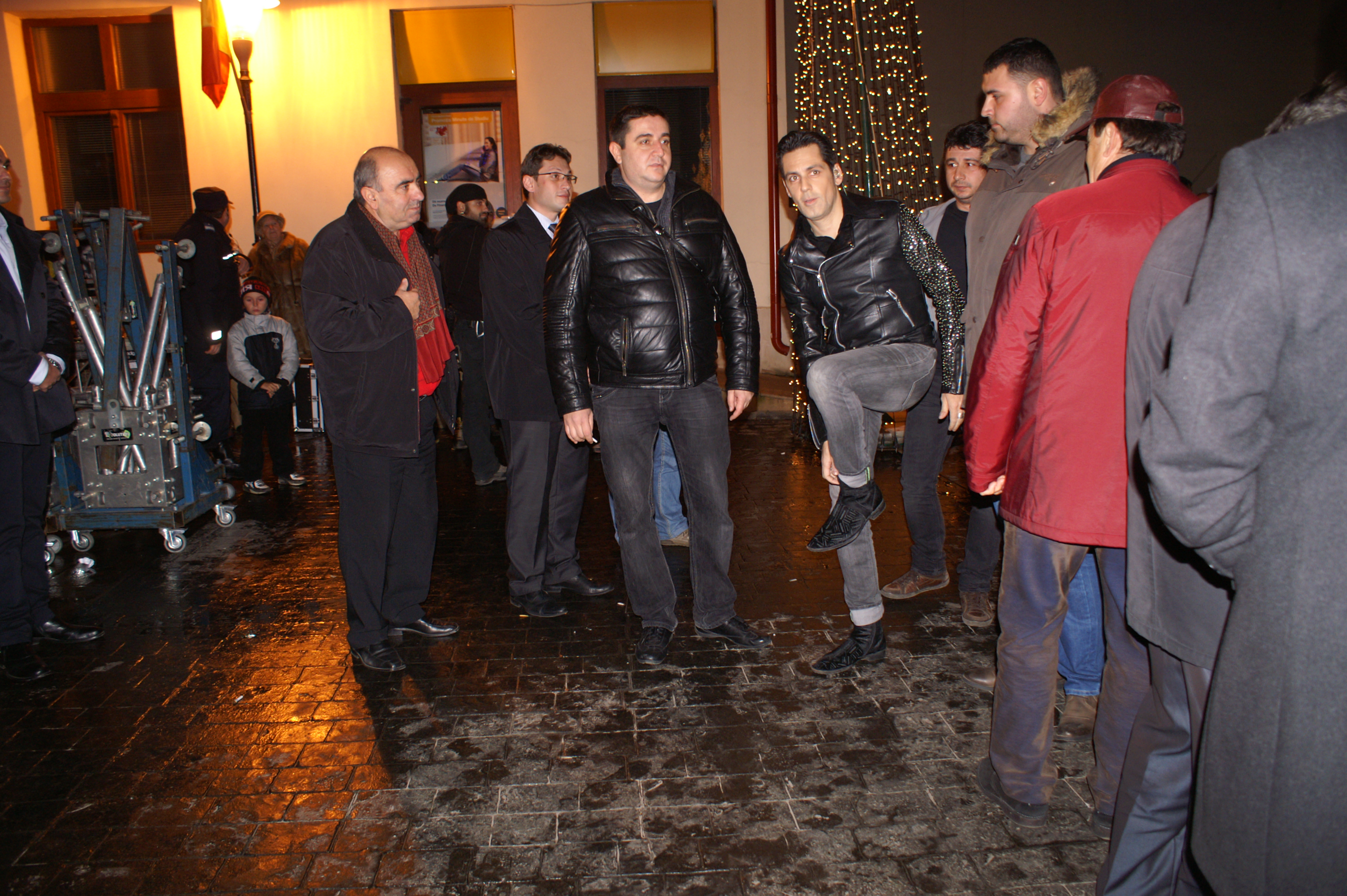 Alaturi de gazdele sale si o parte din staff, Banica face un mic exercitiu de echilibristica