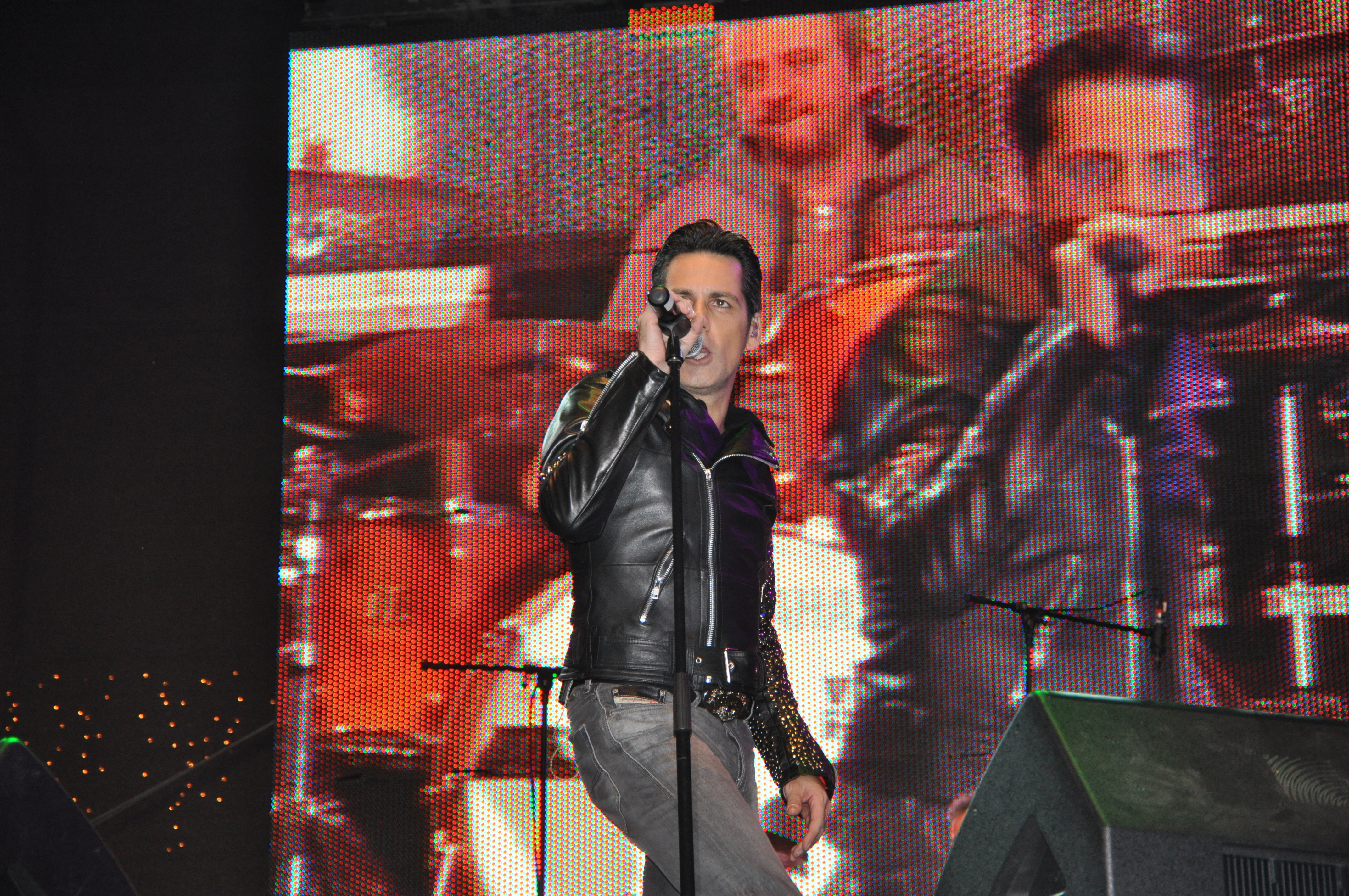 Banica a cantat timp de o ora, concertul fiind sustinut financiar de oamenii de afaceri din Targu Jiu