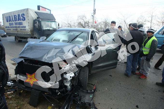 Smiley, vesel că a scăpat cu viaţă după ce şi-a făcut maşina praf: