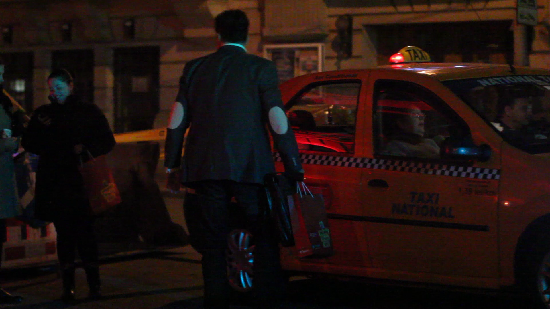 Fericit ca si-a trimis mama in siguranta acasa, Enache i-a inchis portiera si s-a indreptat catre masina personala