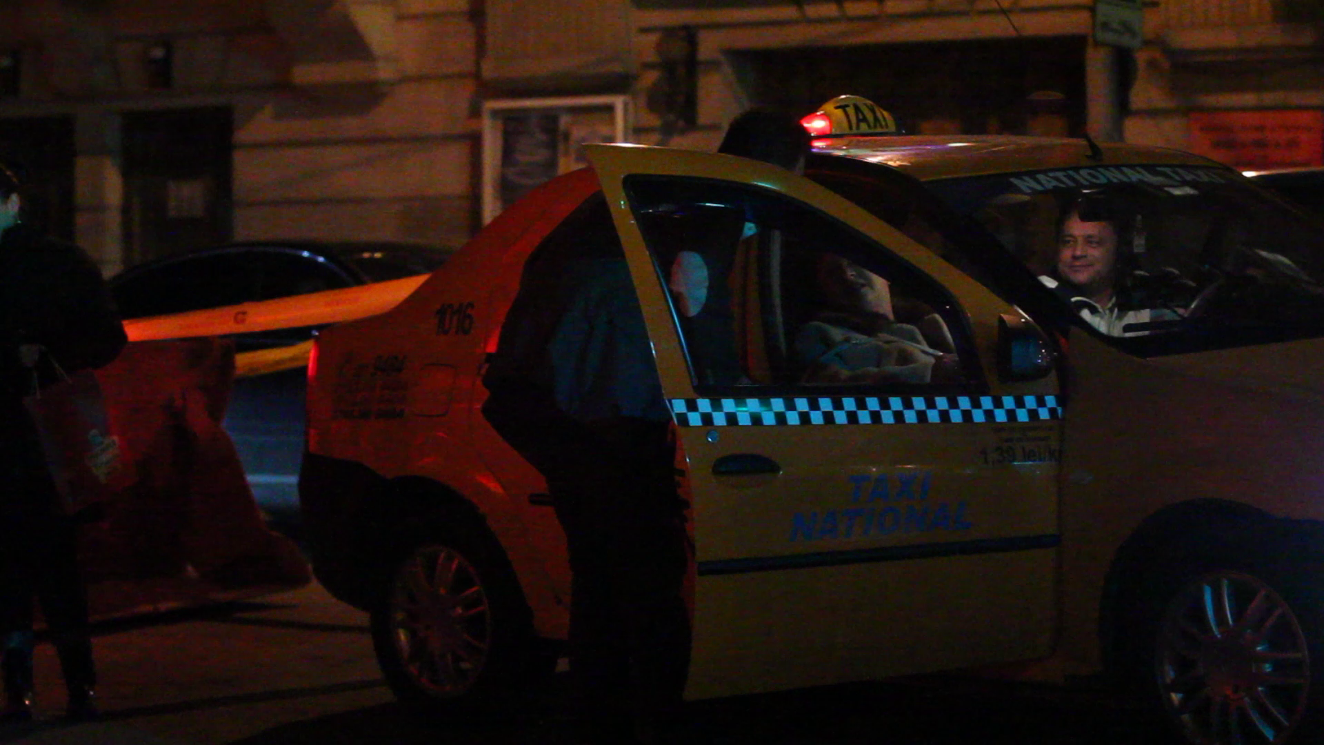 Solistul si-a urcat mama pe scaunul din fata, desi nu este politicos