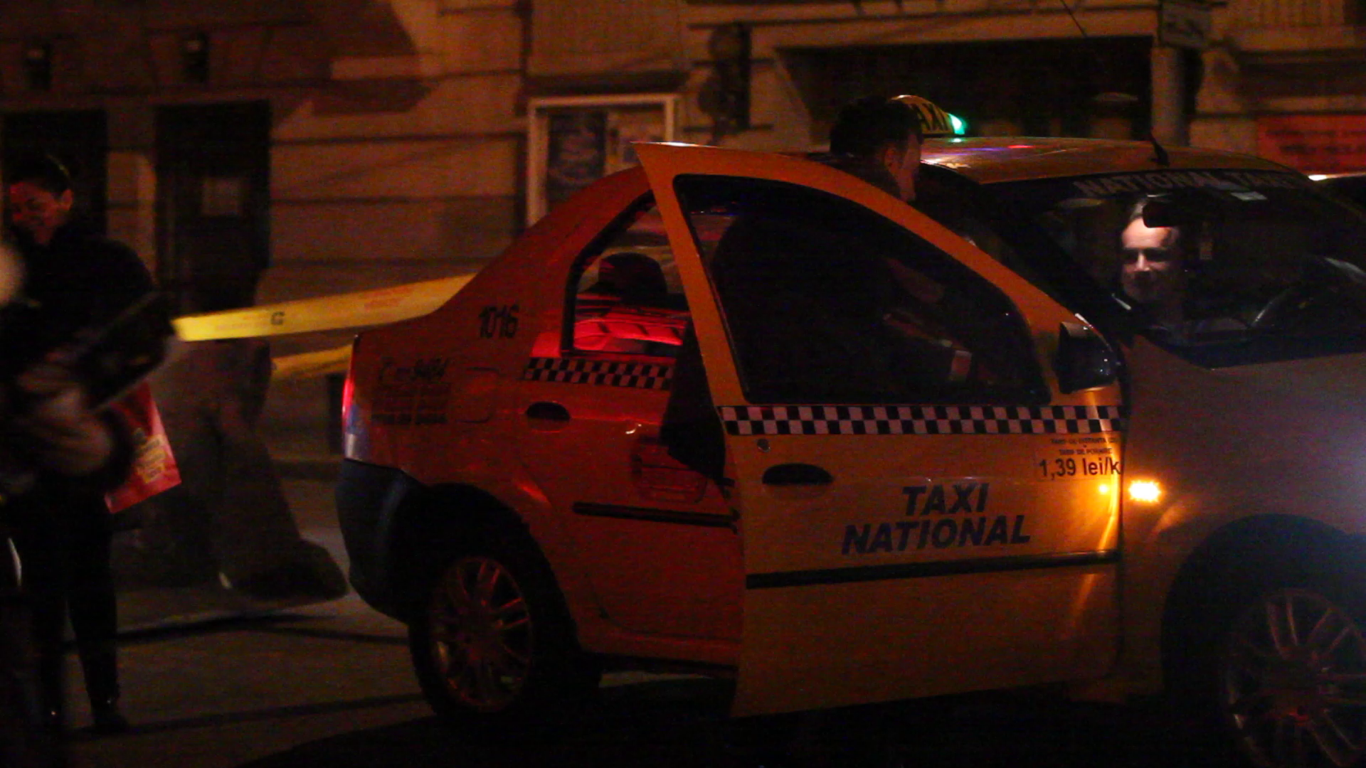 Enache a negociat cateva zeci de secunde cu taximetristul, pentru a-l convinge