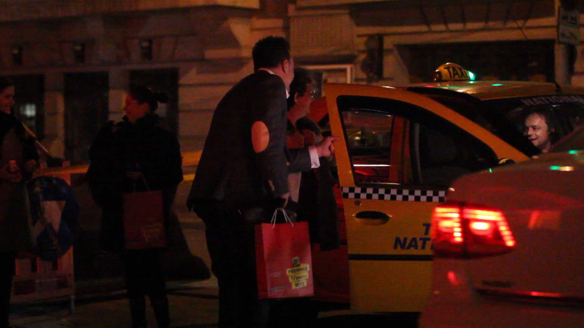 Enache a asit un taxi in fata Teatrului Bulandra si s-a rugat de sofer sa o ia pe mama lui, chiar daca acesta avea o alta comanda