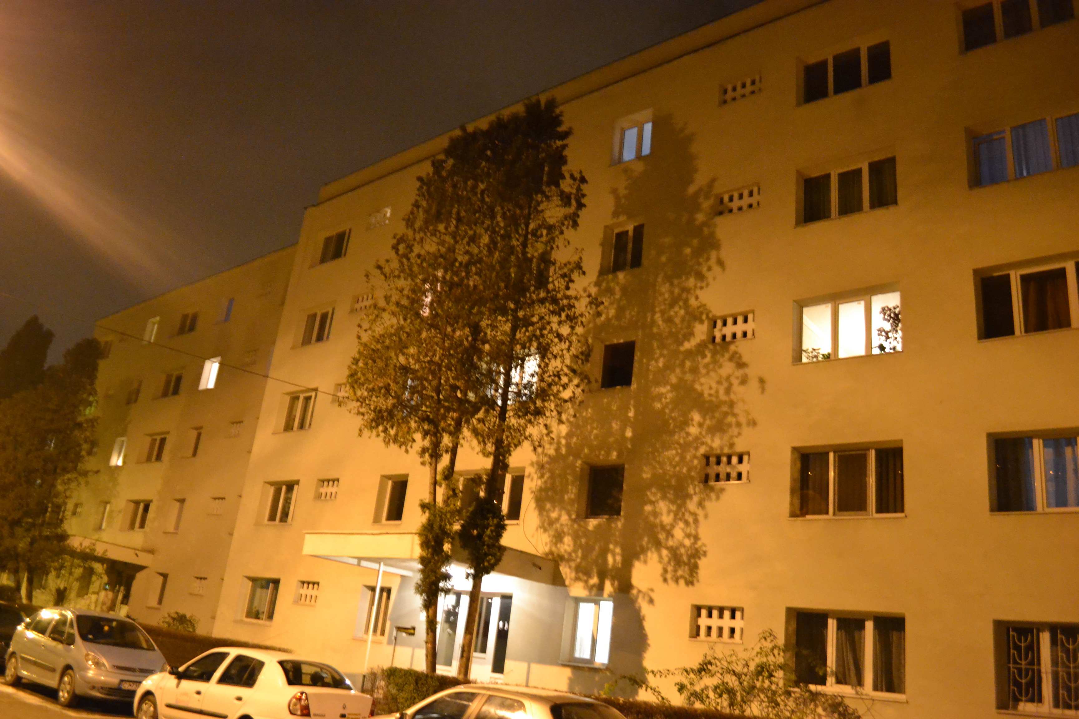 Mos Nicolae locuieste intr-un bloc de pe strada Donath