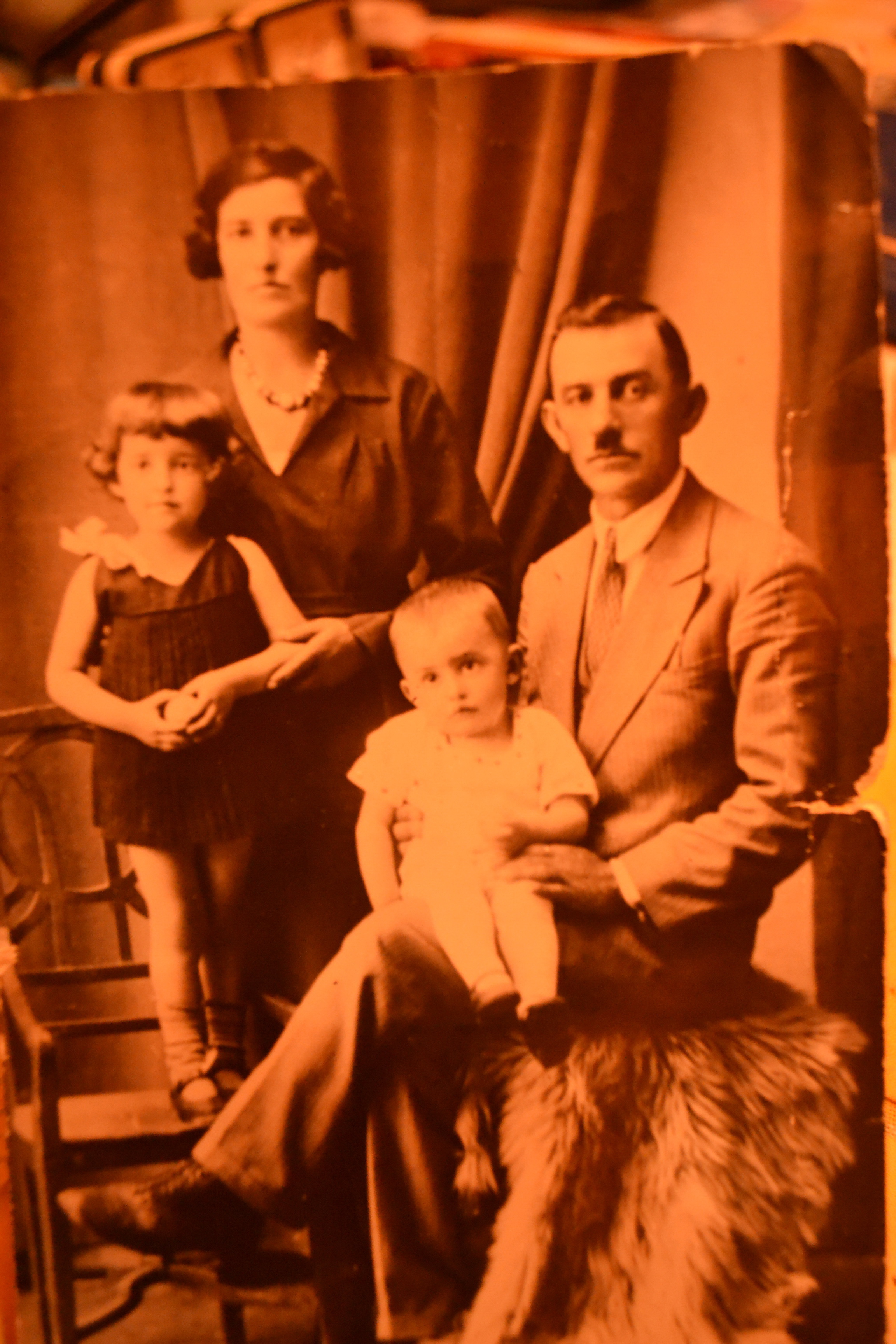 Mos Nicolae cand era mic, in brate la tatal sau, Craciun